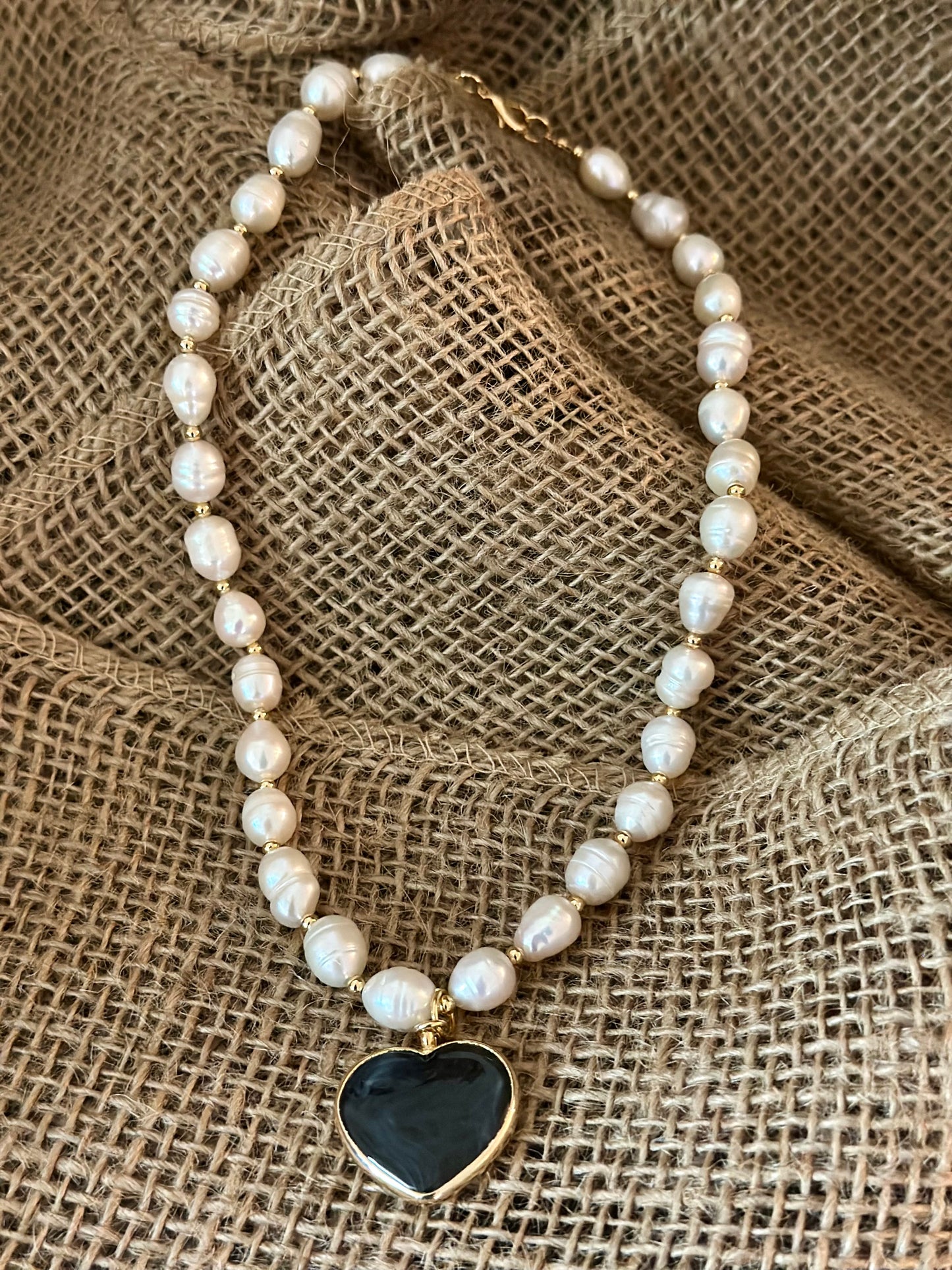 A Collar de Perlas naturales con dijes de Corazón 🩵🖤