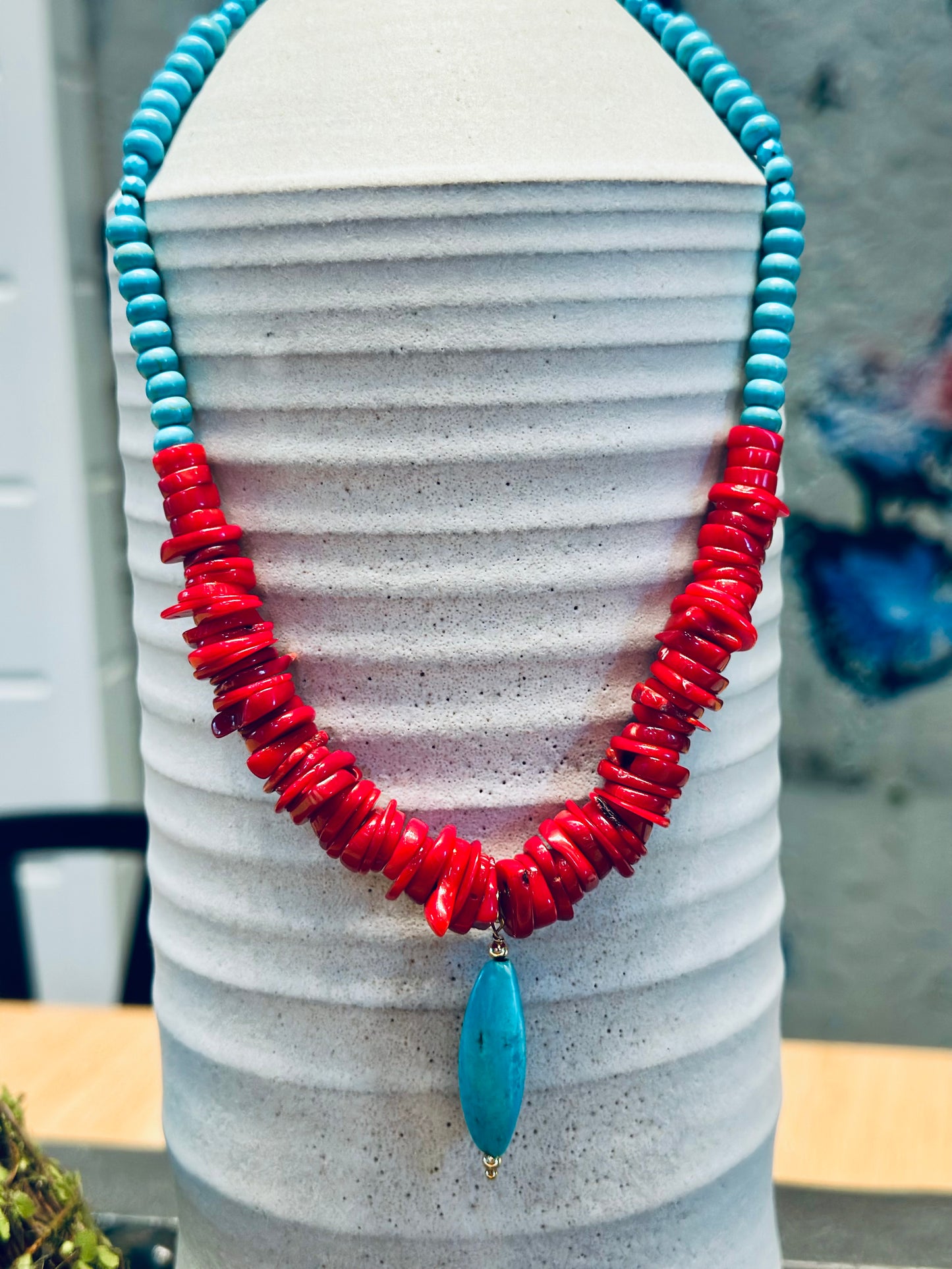 A Collar en coral y turquesa