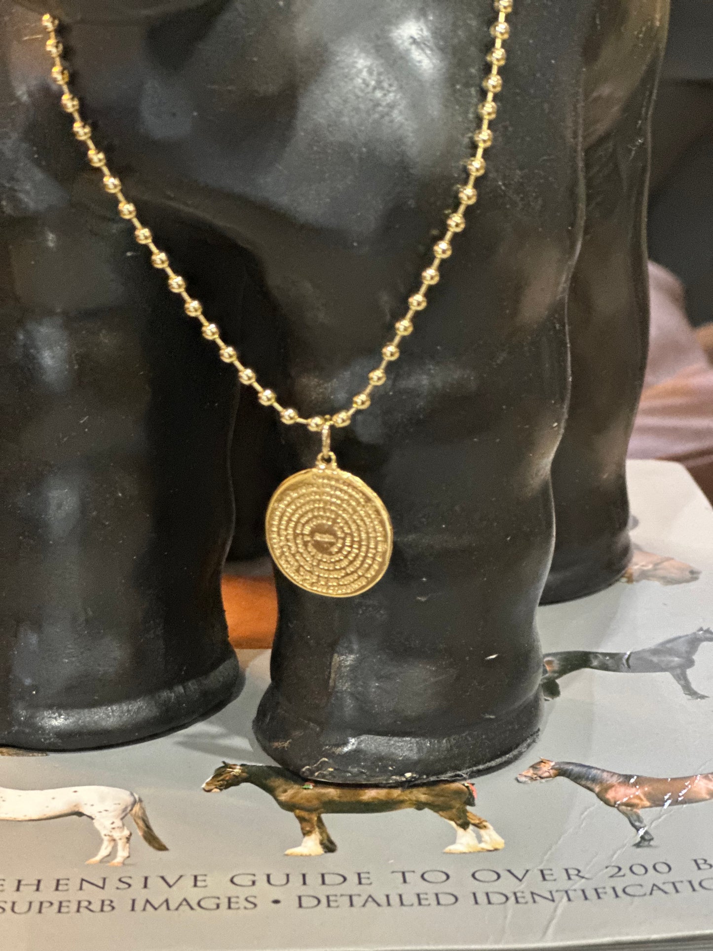 A Cadenas estilo militar con baño de oro 18k