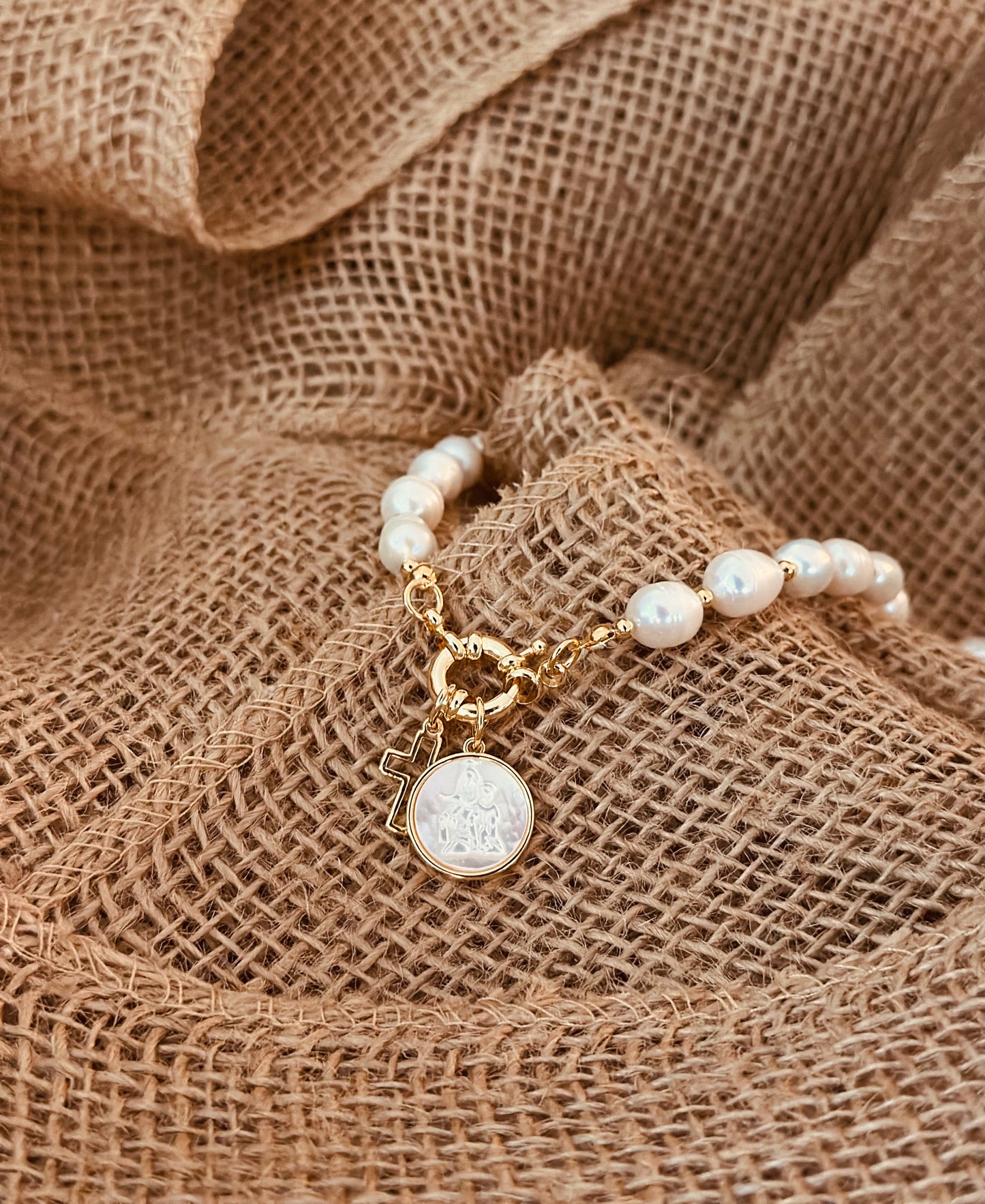 A Collar de Perlas naturales con la medalla de La Virgen del Carmen