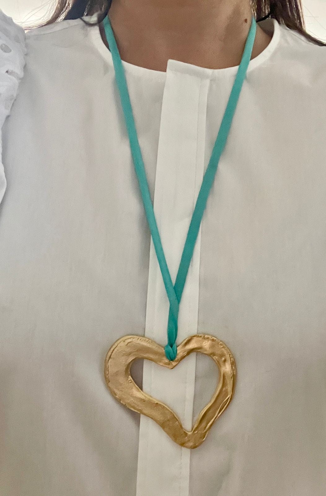 A- Collar cordón  de Seda azul turquesa