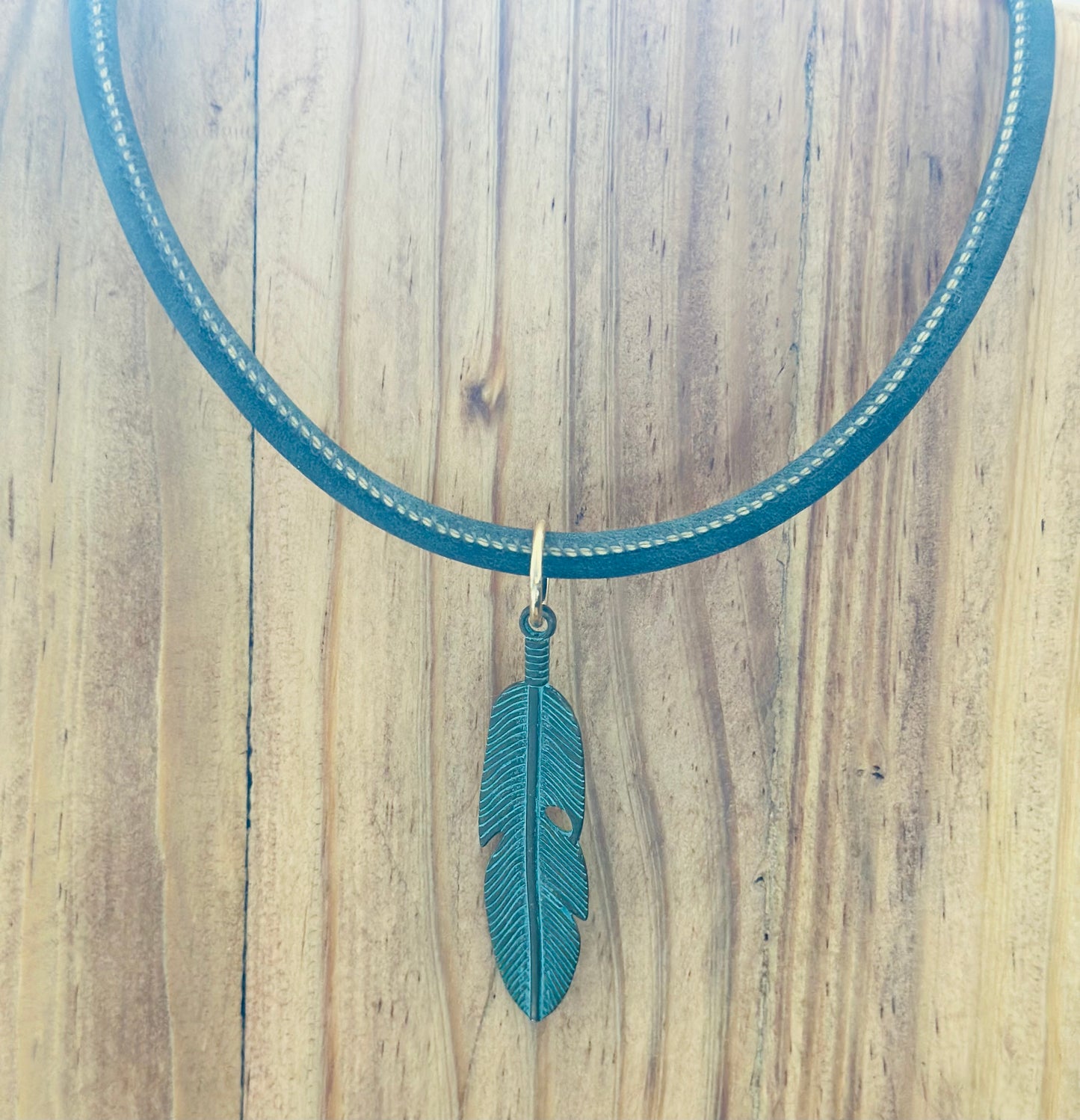 Choker en cuero verde con hoja