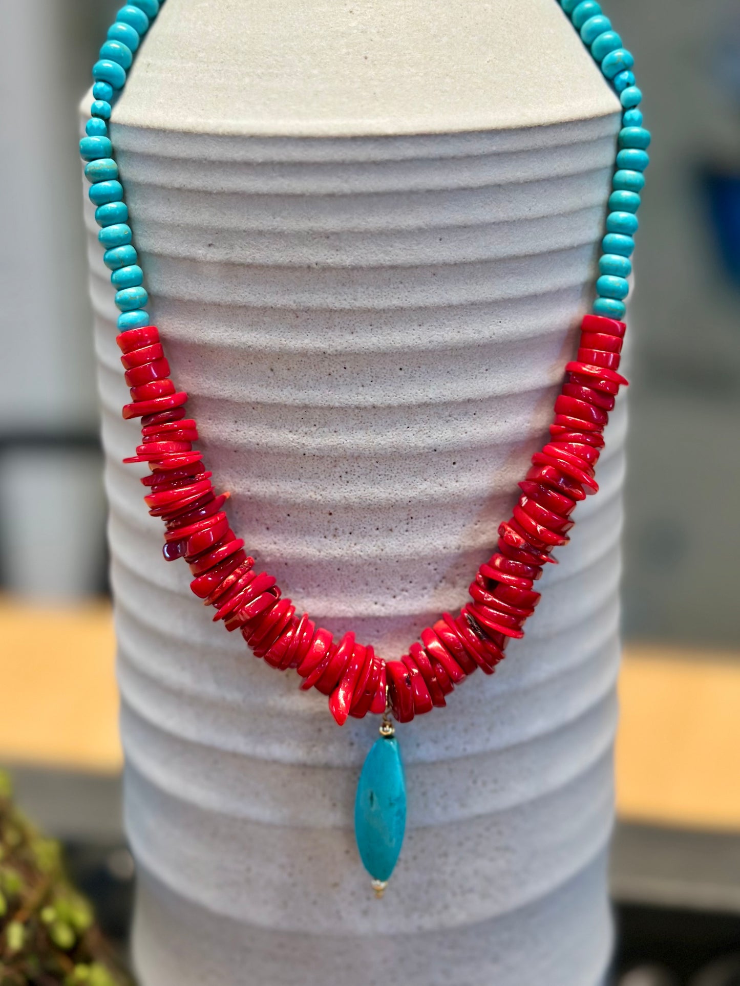 A Collar en coral y turquesa