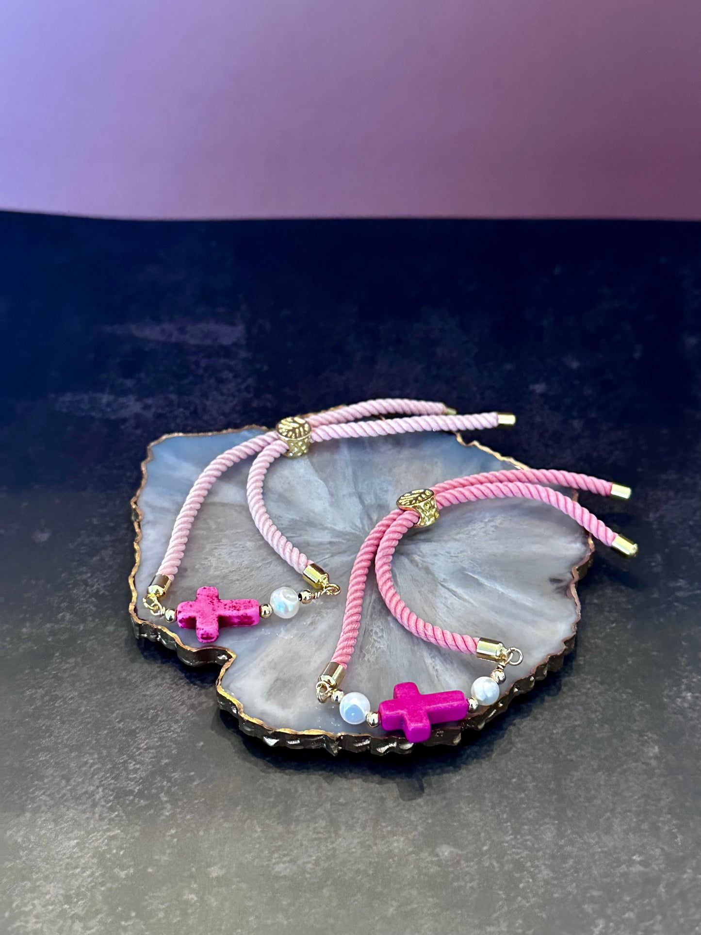 B- Pulseras de Cordón rosado con cruz