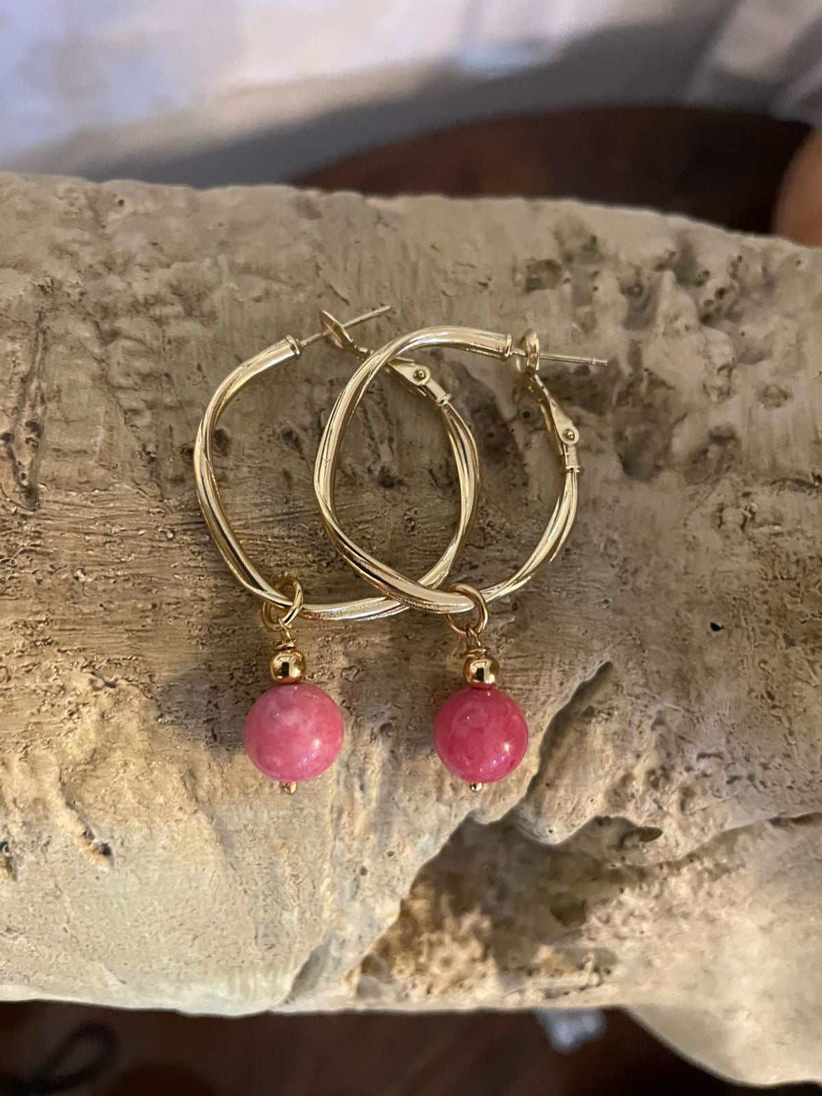 A Argollas Doradas con Piedras Ágatas