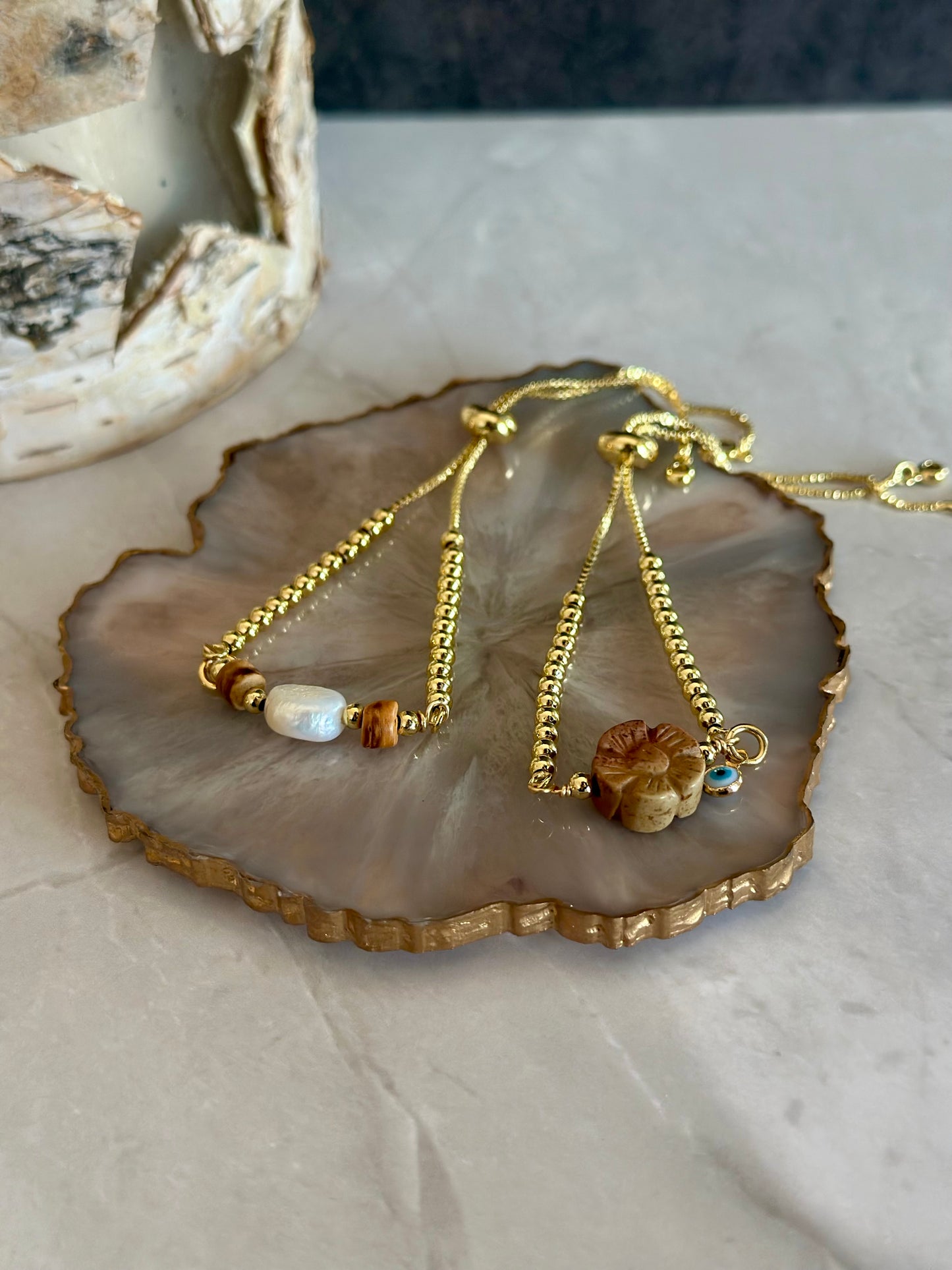Pulseras en cadenas con dijes variados