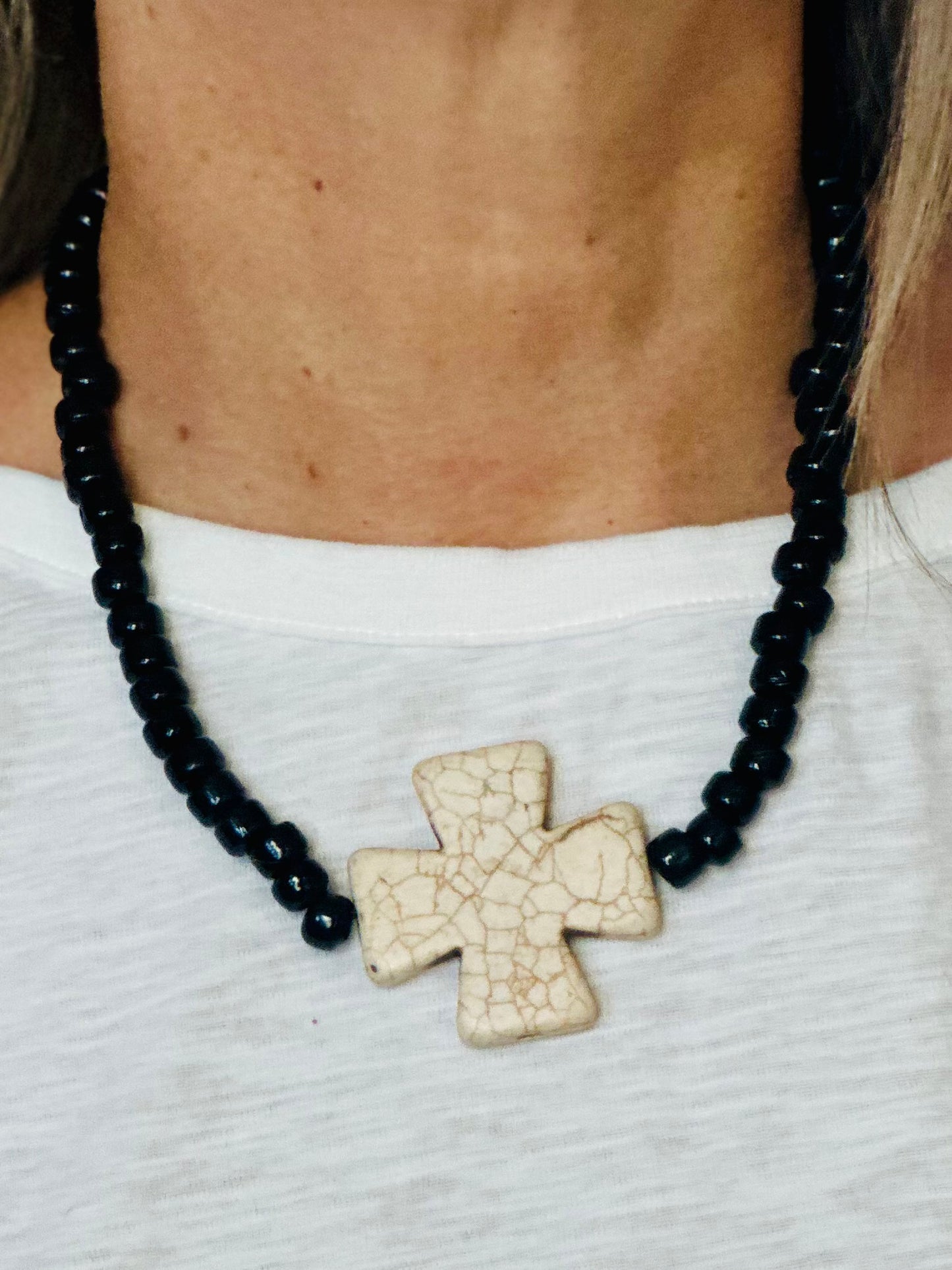 A Collar de Cuentas de Vidrio negro y dije de Piedra natural