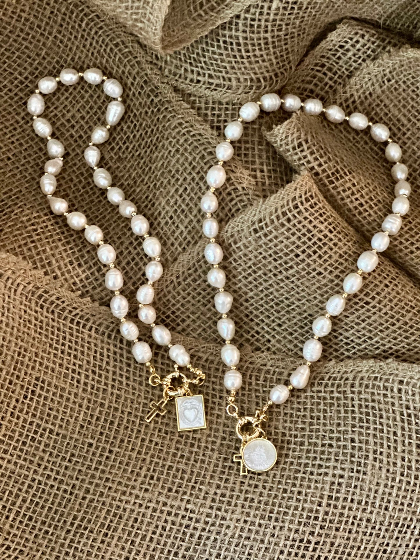 A Collar de Perlas naturales con medalla del Sagrado Corazón