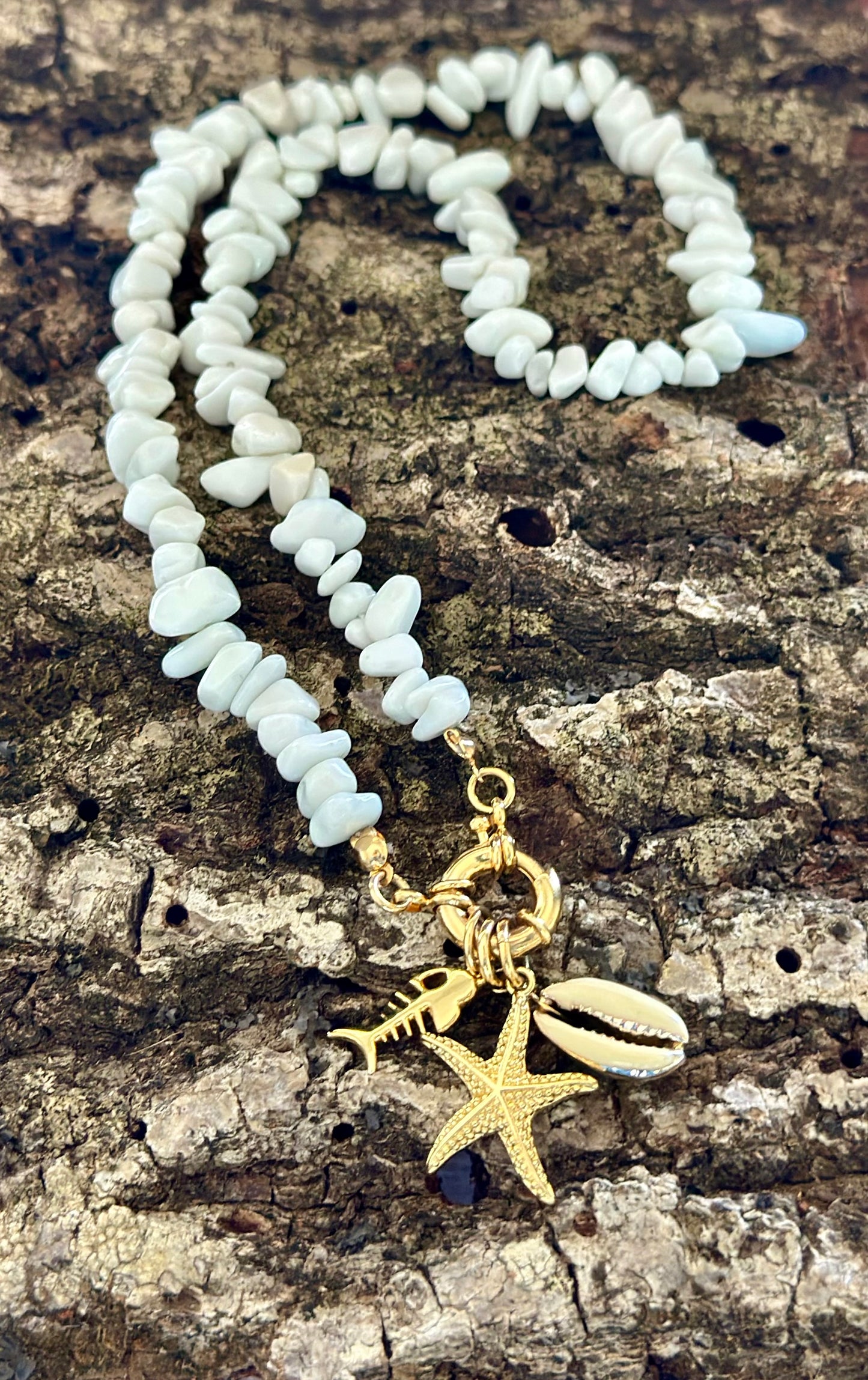 Collar de Coral Blanco con dijes marinos