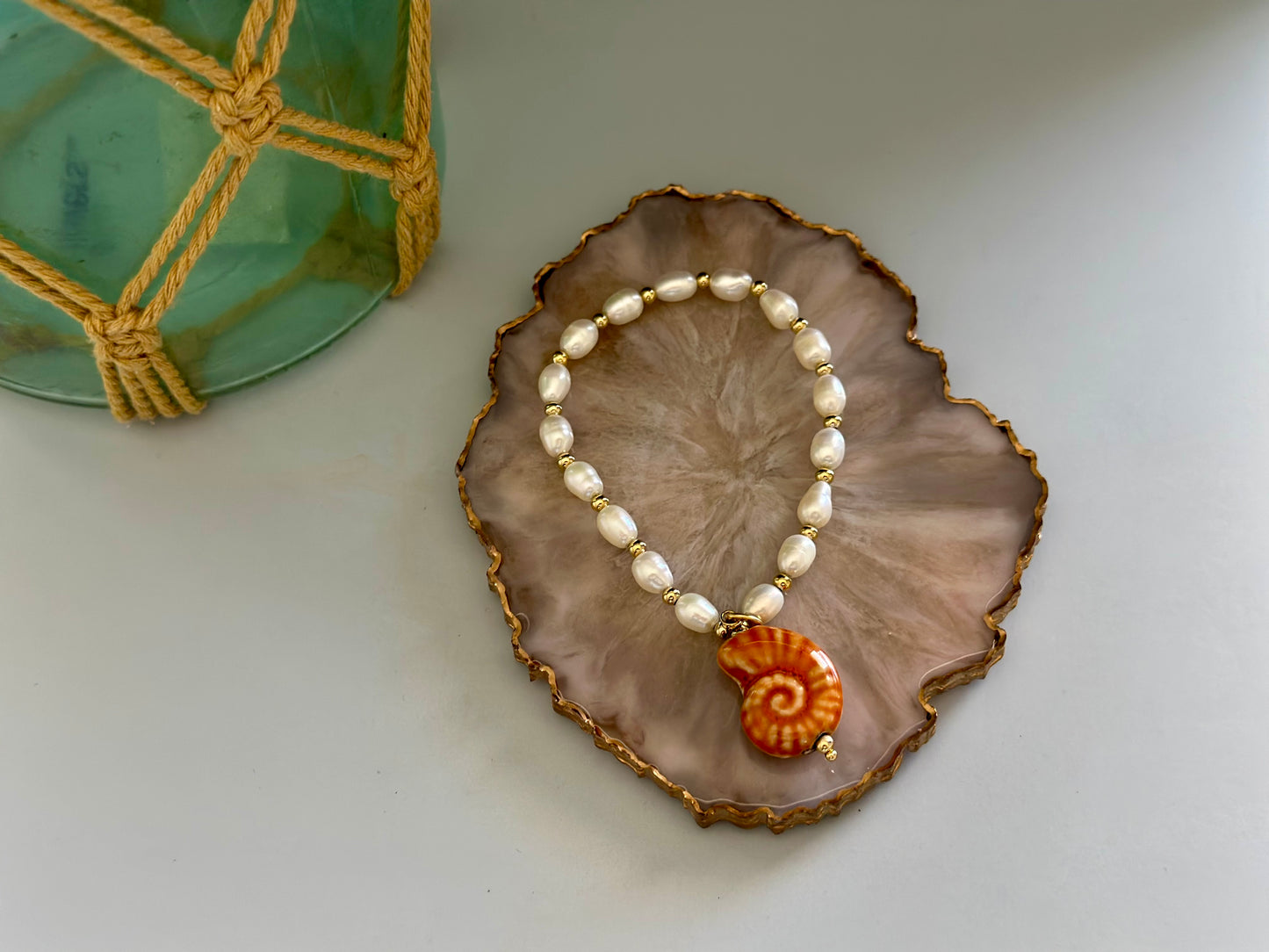 A- Pulseras de Perla natural con dijes en cerámica 🐚💚🧡