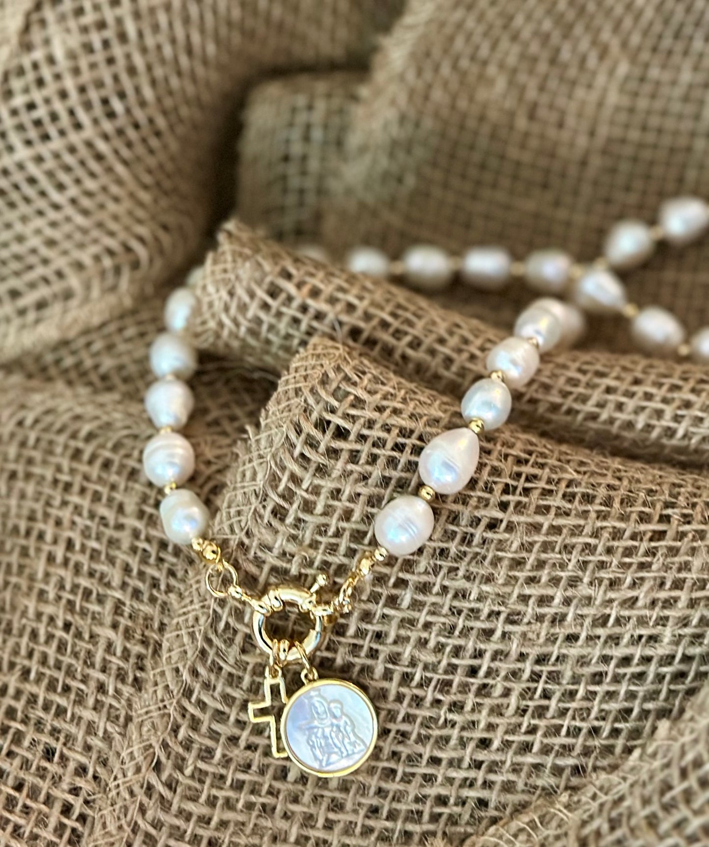 A Collar de Perlas naturales con la medalla de La Virgen del Carmen