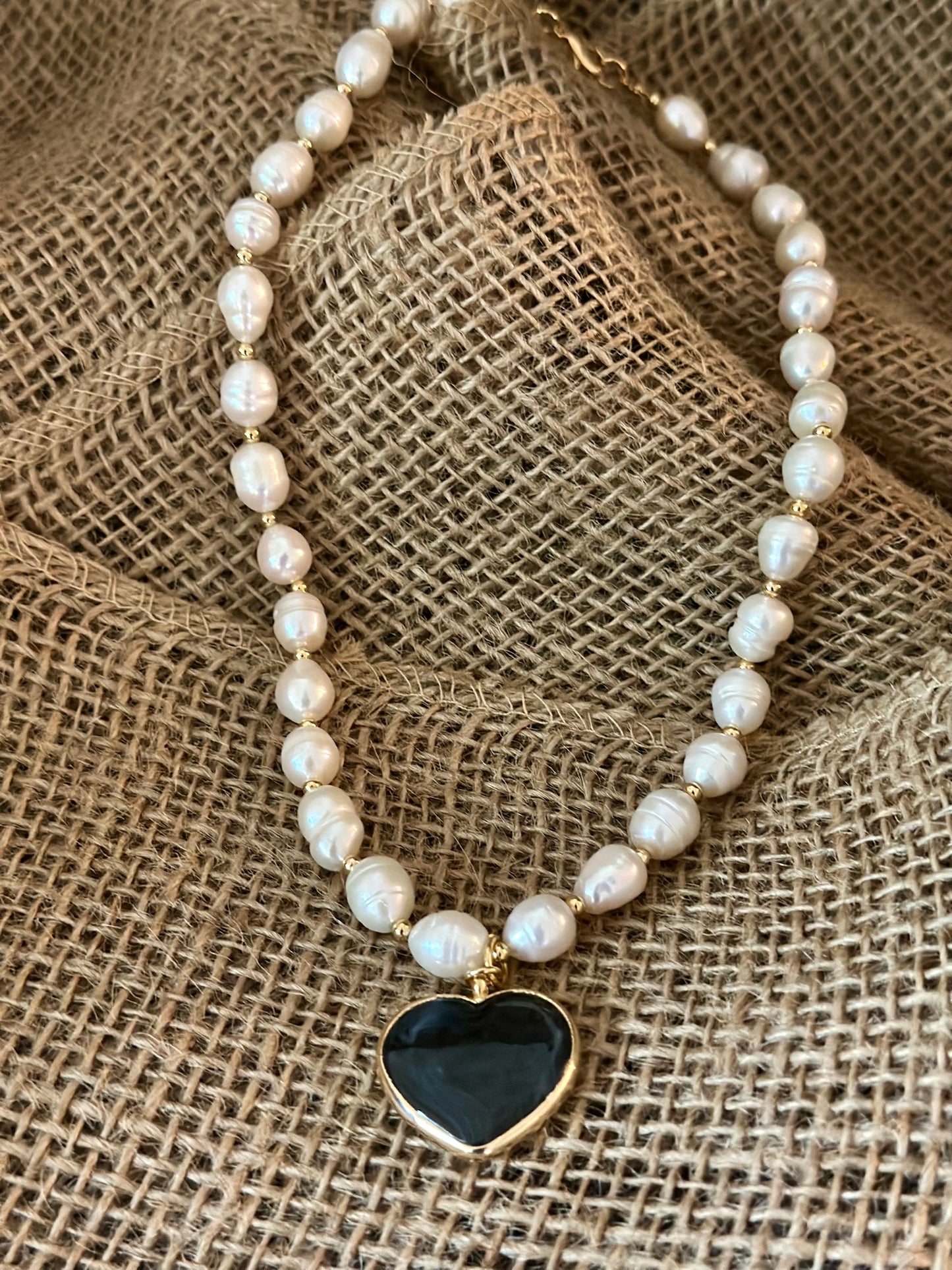 A Collar de Perlas naturales con dijes de Corazón 🩵🖤