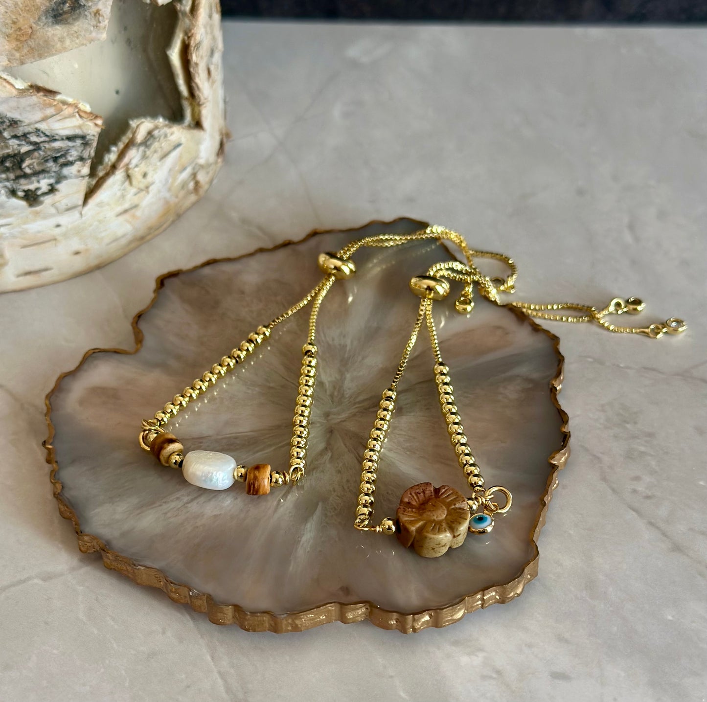 Pulseras en cadenas con dijes variados