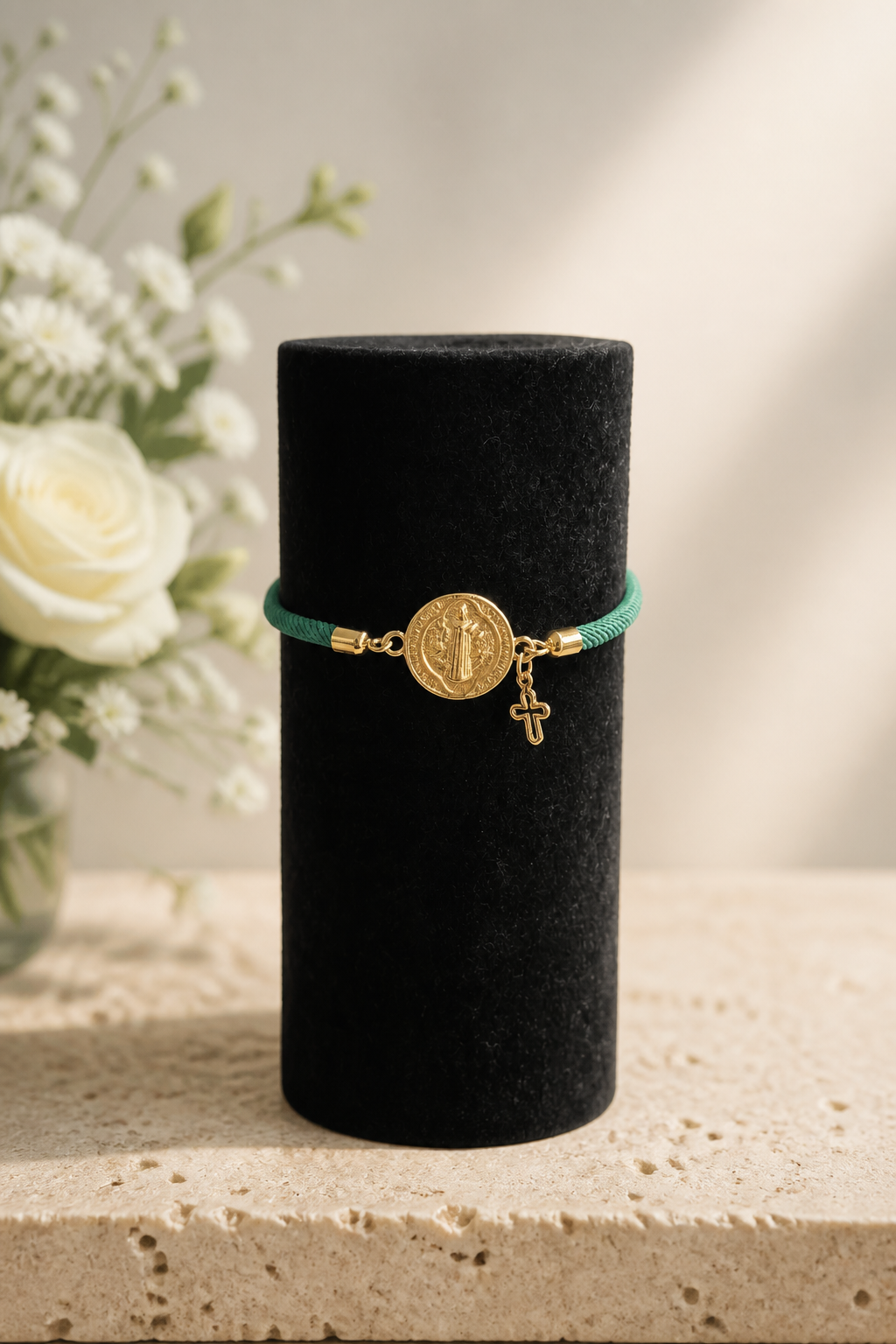 A Pulseras de cordón con dijes de San Benito y Cruz