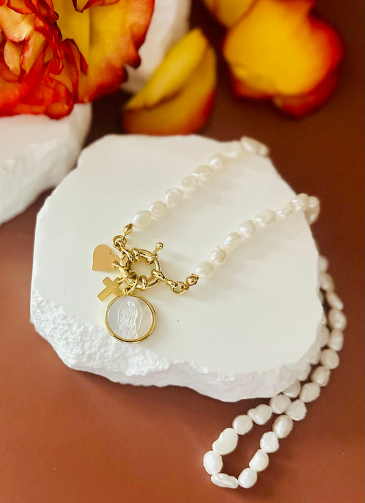 A Collar de Perlas naturales con medalla de la Virgen de Guadalupe