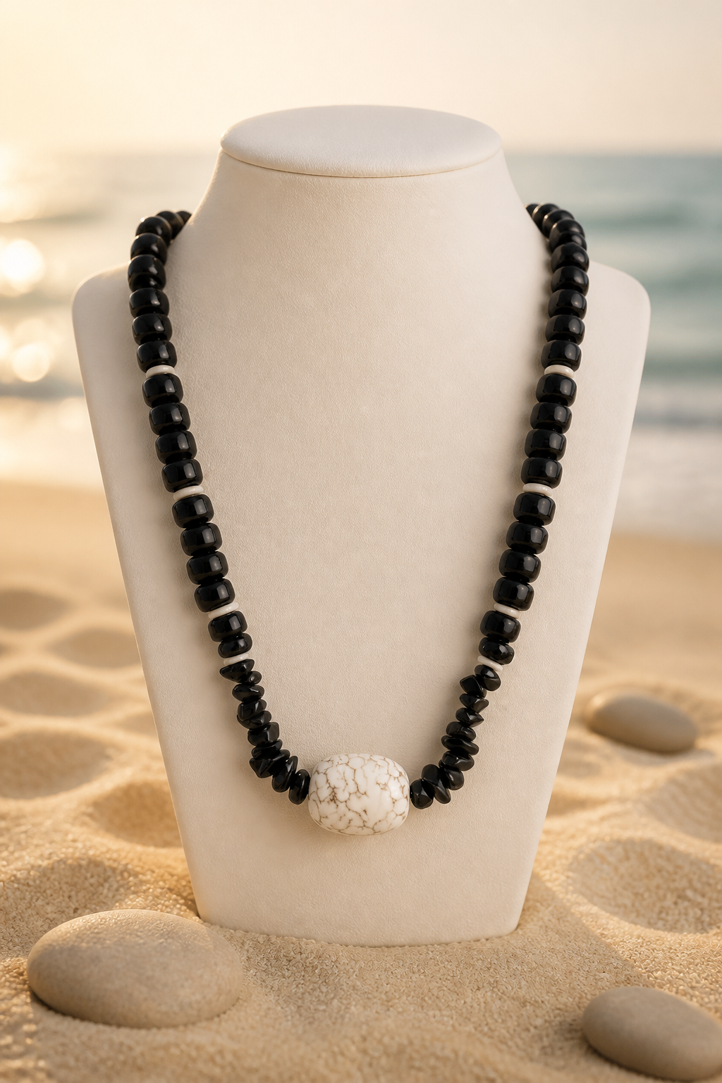 A Collar de cuentas de vidrio negro y piedra natural