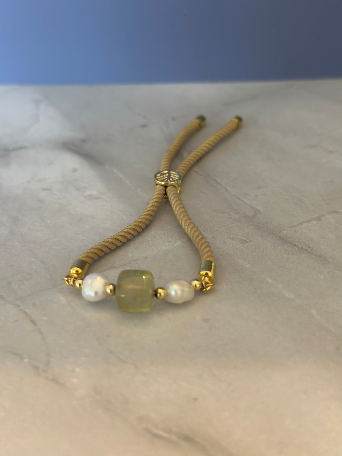 Pulseras en cordón beige con piedra Jade y perlas