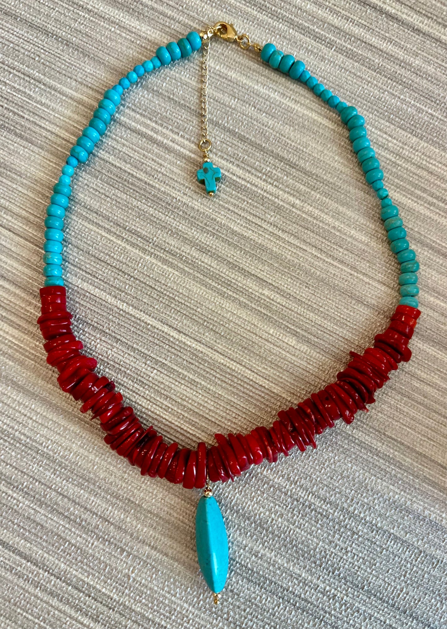 A- Collar en coral y turquesa