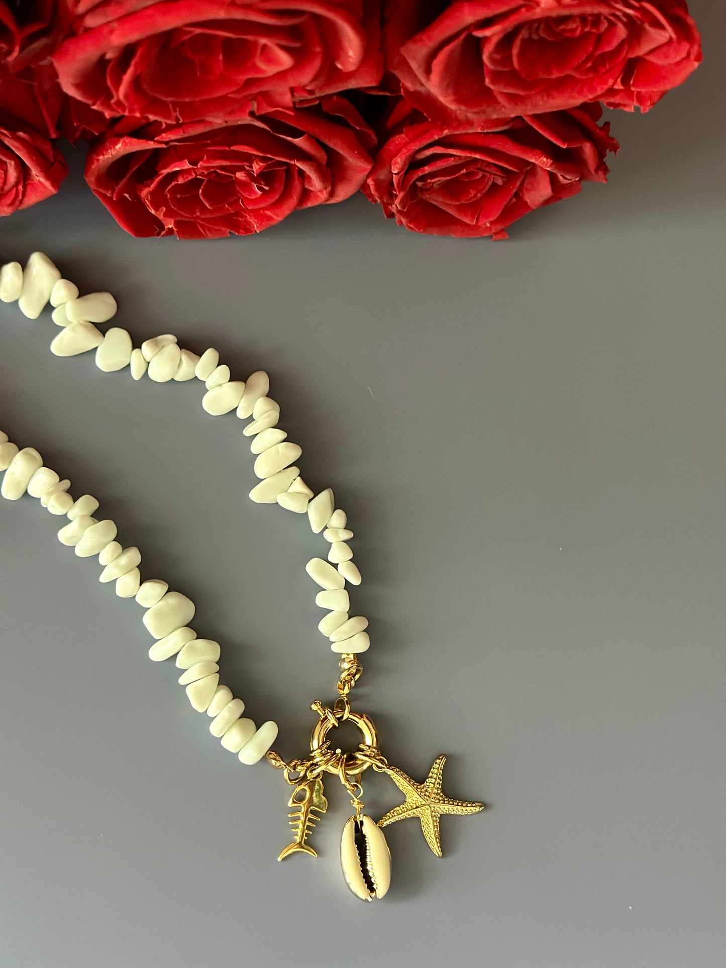Collar de Coral Blanco con dijes marinos