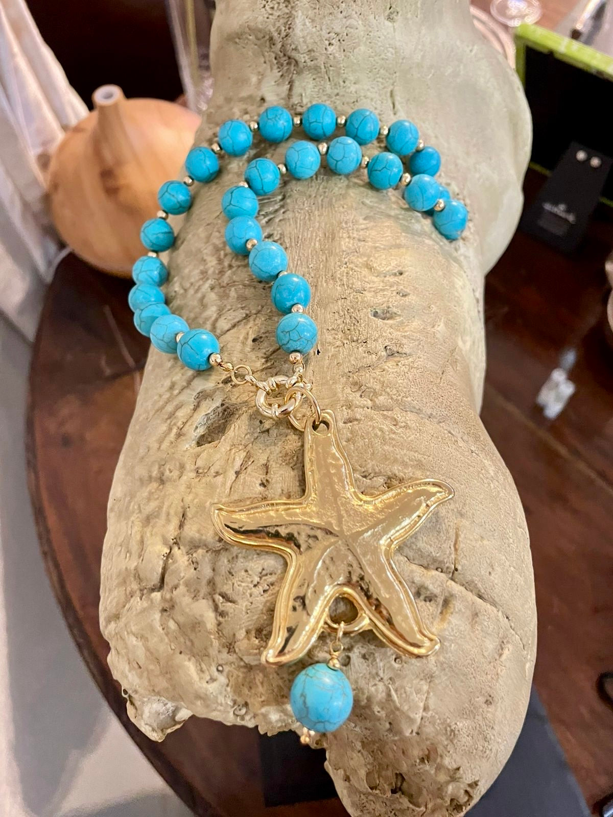 A Collar de piedras Turquesa y dije de Estrella con baño de oro 18k