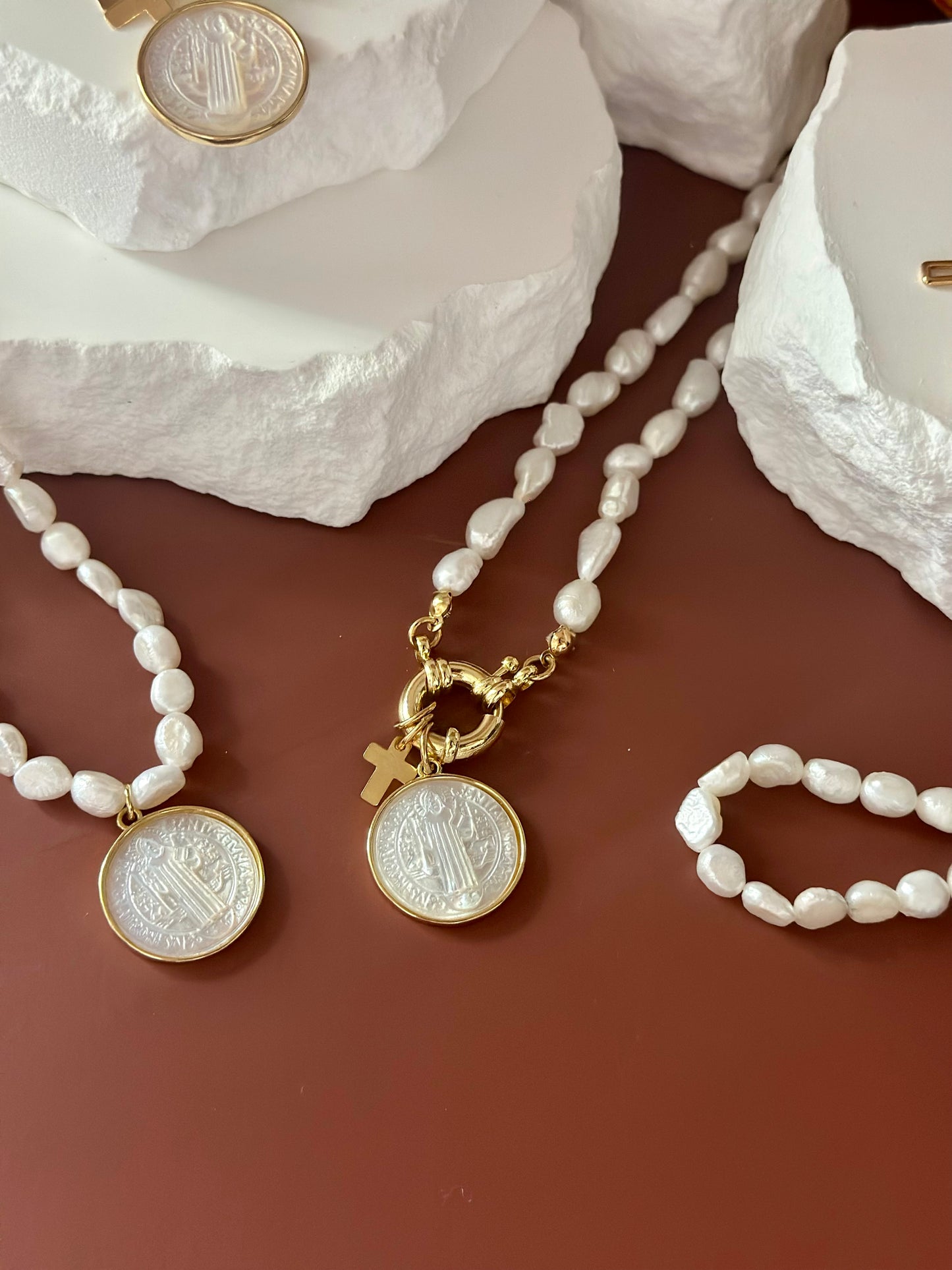 A Collar de perlas naturales y medalla de San Benito en nacar