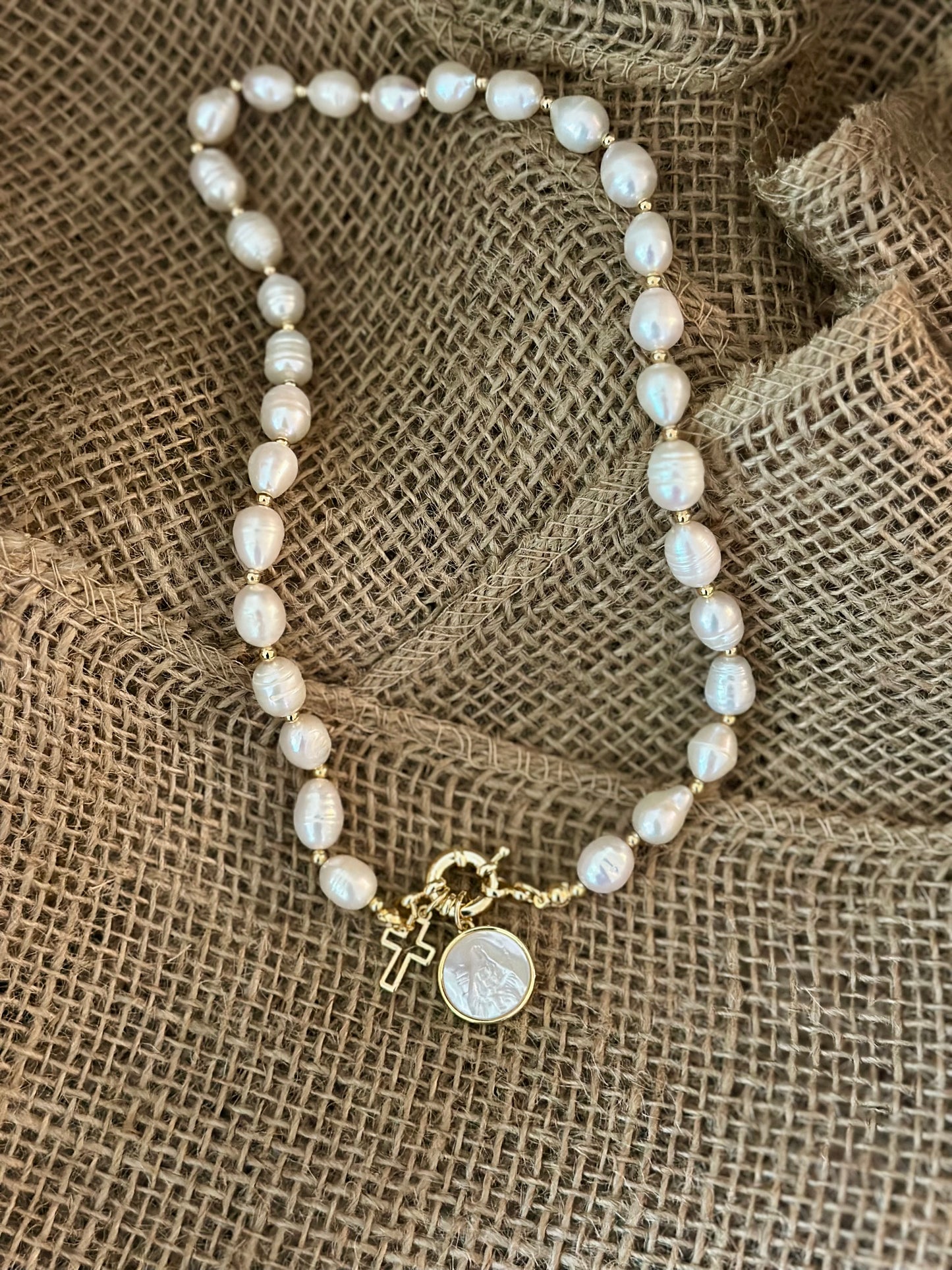 A- Collar de Perlas naturales con medalla de la Virgen de Coromoto