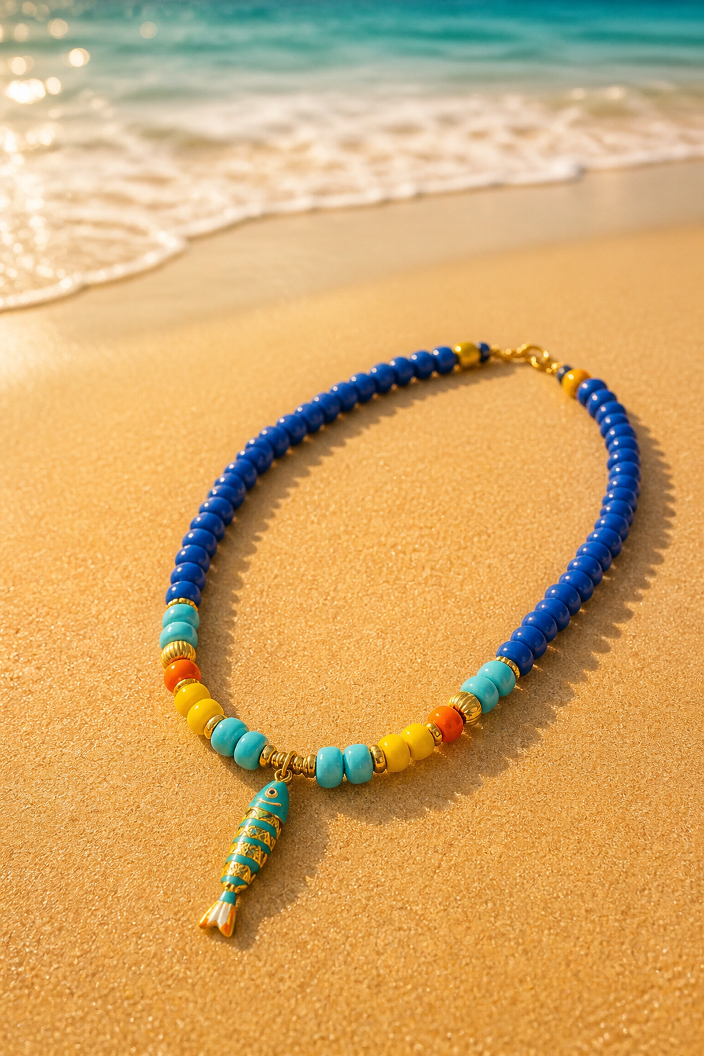 A Collar de cuentas de Vidrio azul con dije de Pez