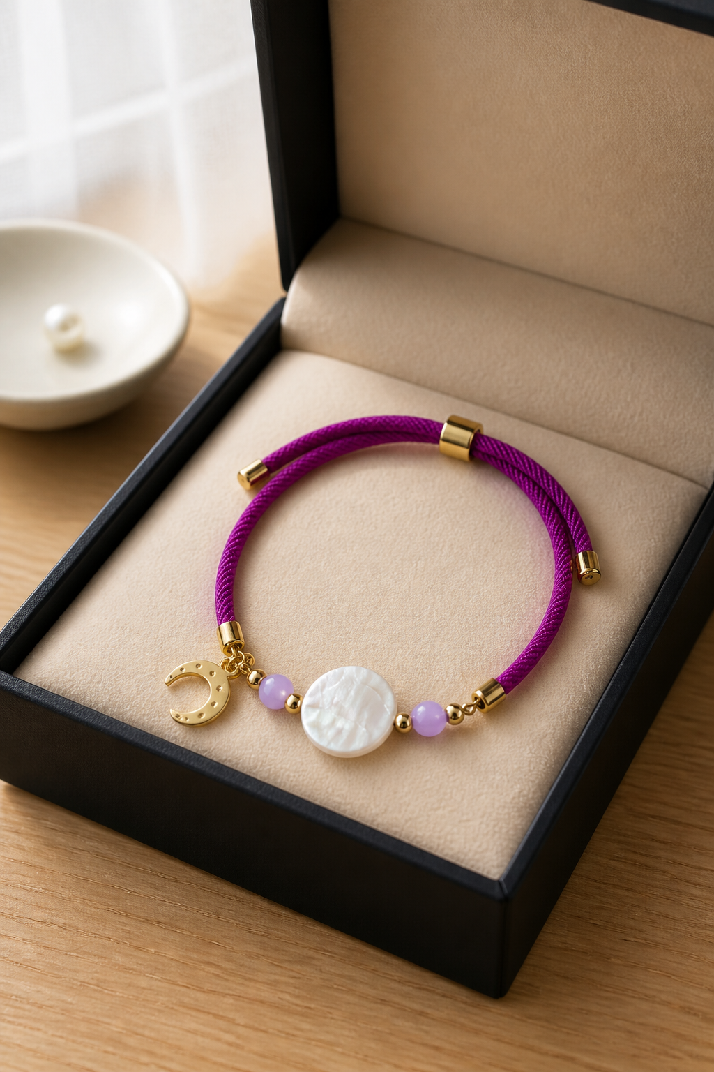 Pulsera de cordón fuchsia con dije de concha