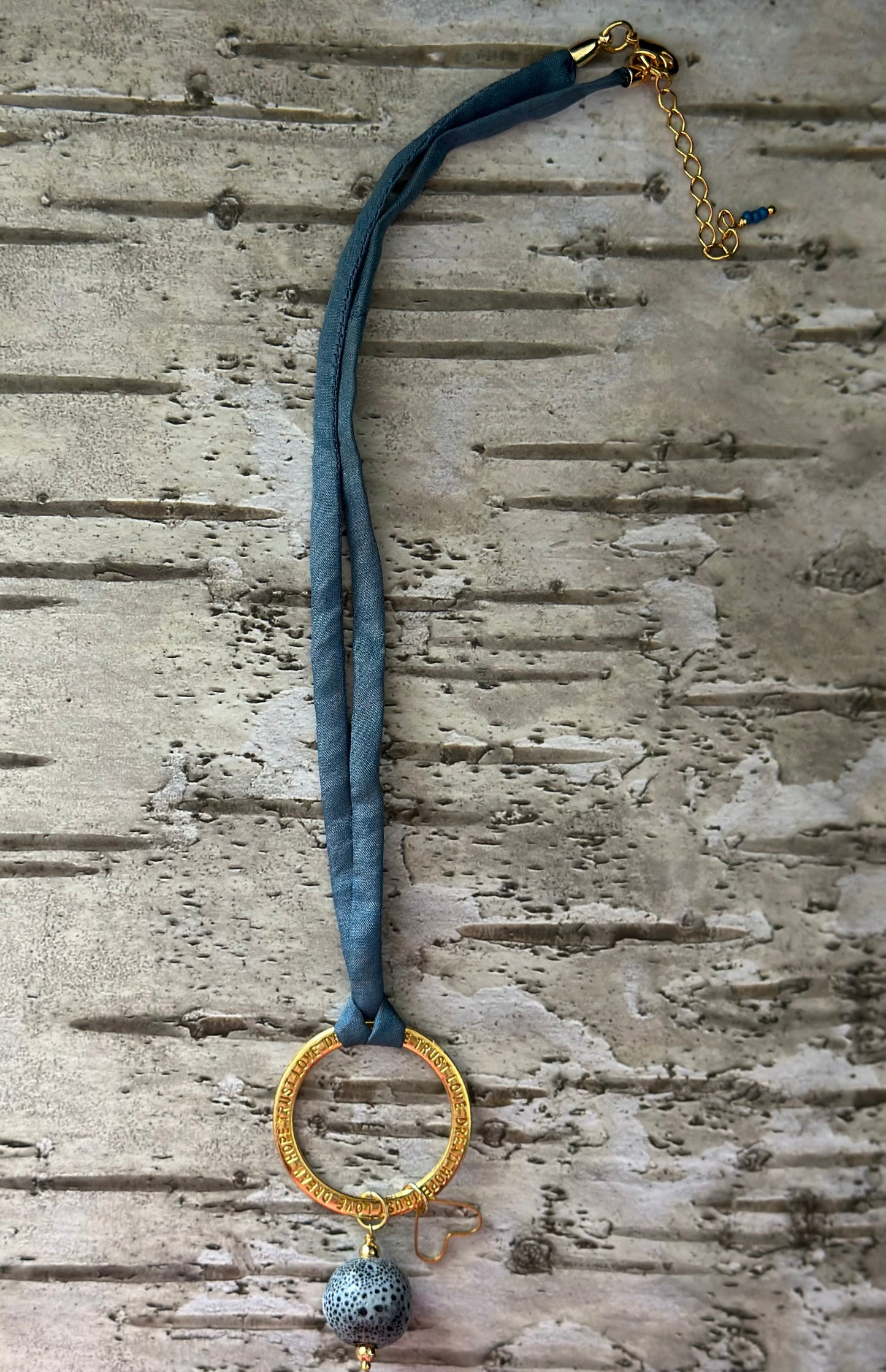A- Collar de cordón de Seda azul