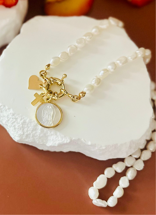 A Collar de Perlas naturales con medalla de la Virgen de Guadalupe
