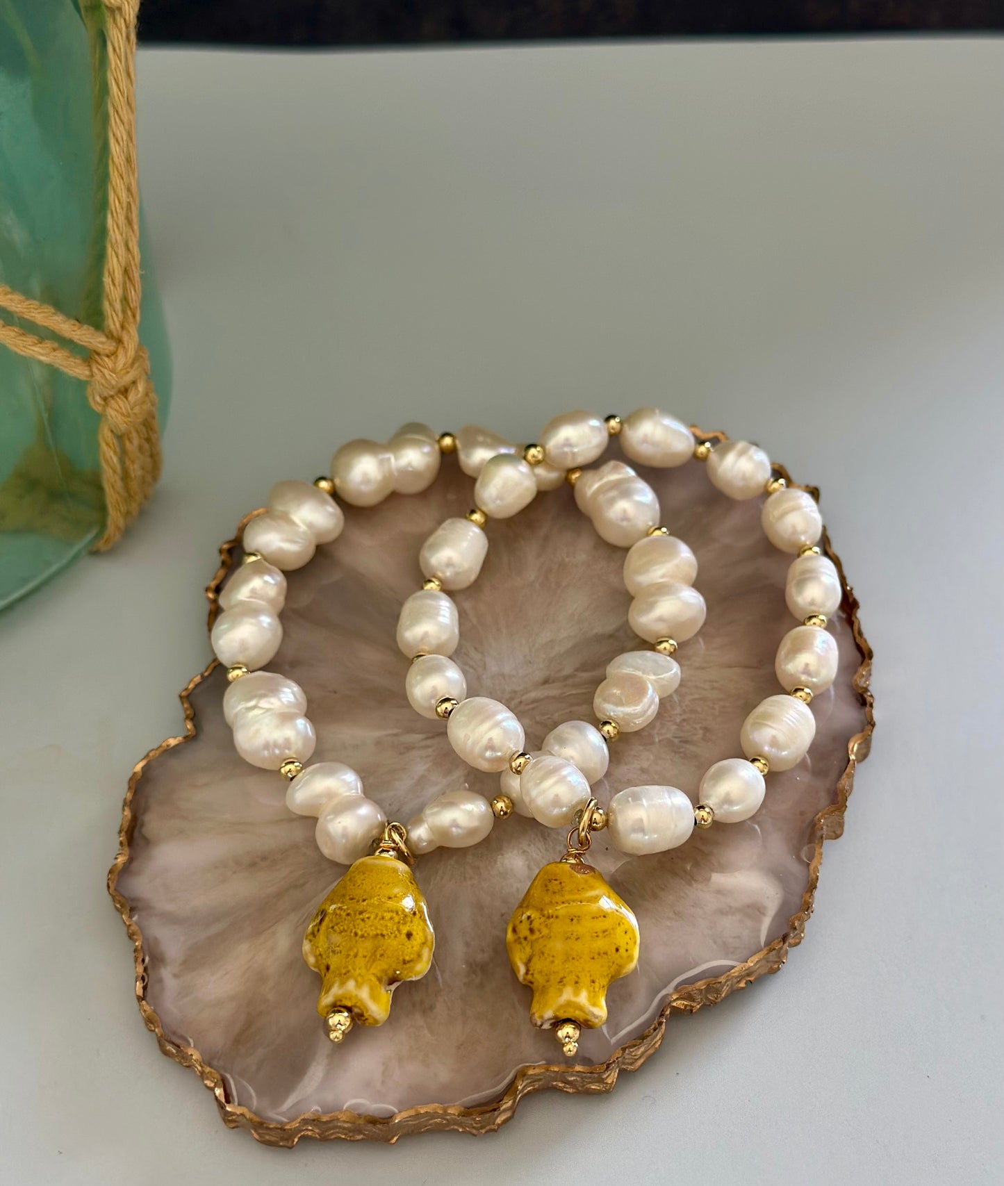 A Pulseras de Perla natural con dije de pez 🐟 de cerámica