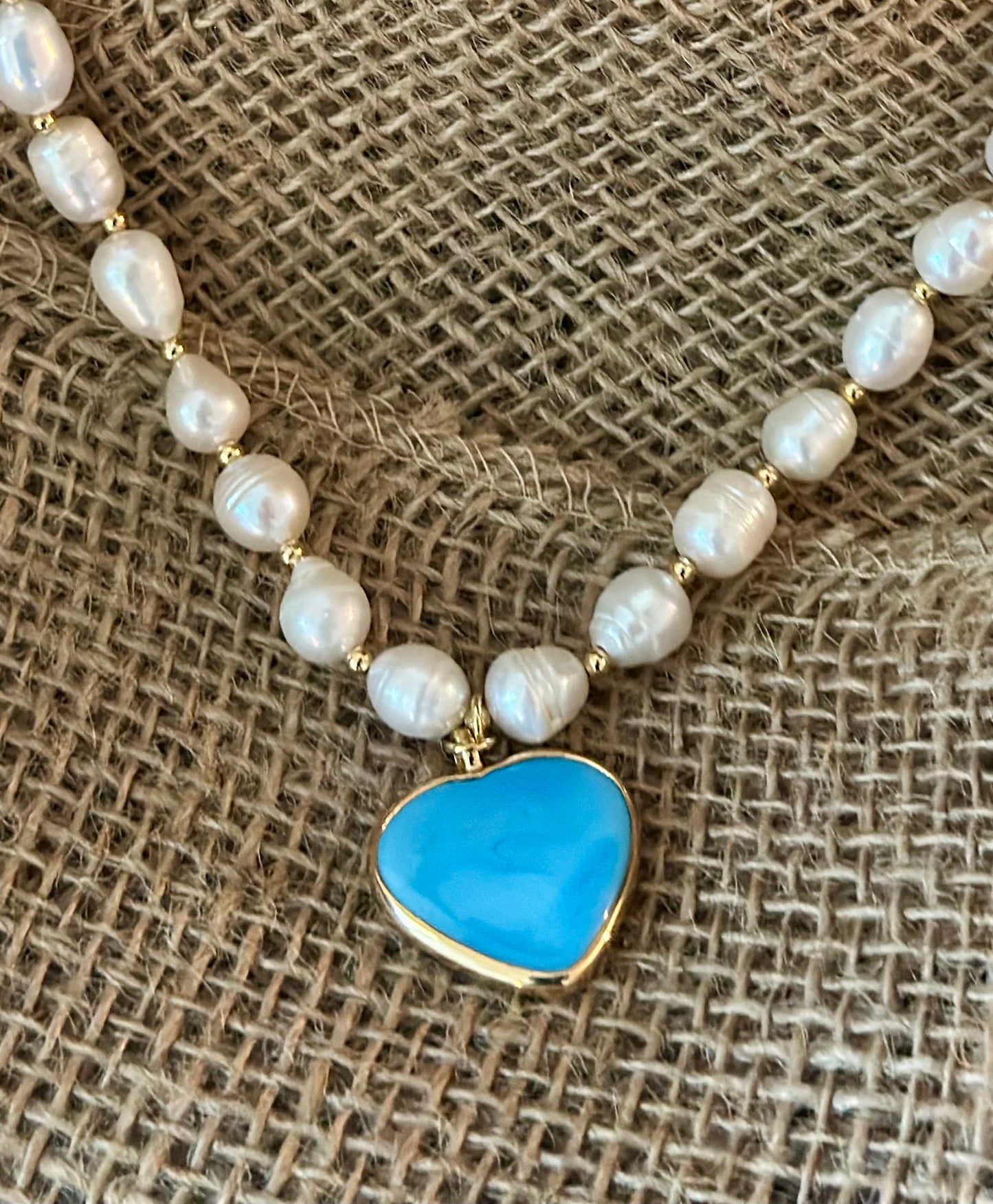 A Collar de Perlas naturales con dijes de Corazón 🩵🖤