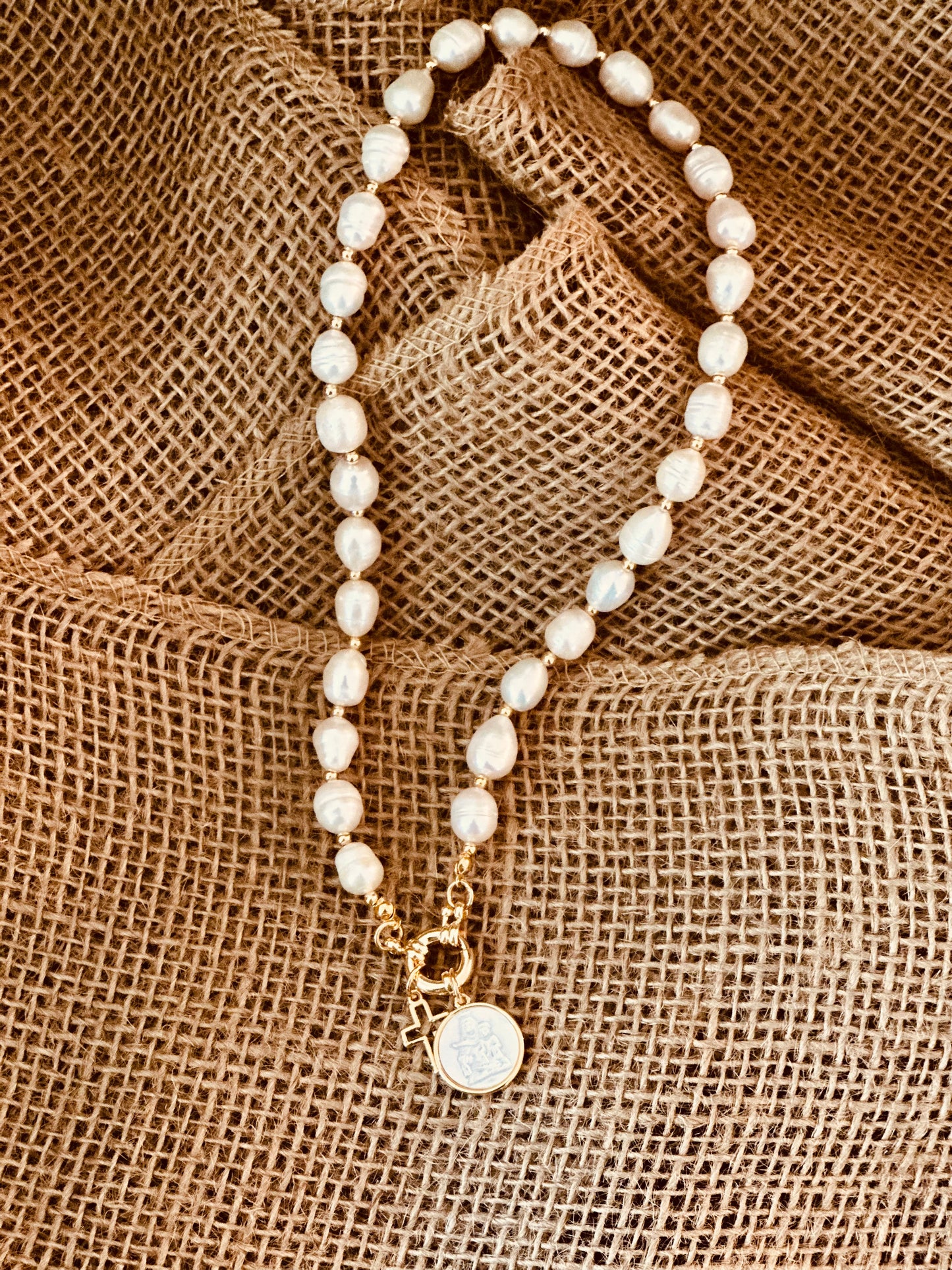 A Collar de Perlas naturales con la medalla de La Virgen del Carmen