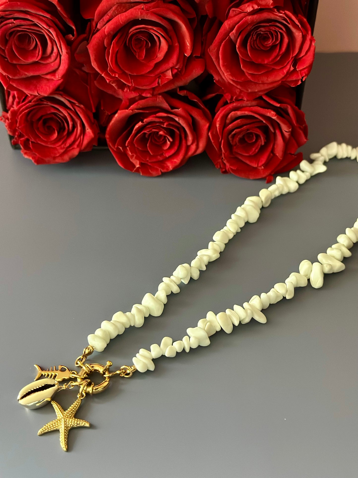 Collar de Coral Blanco con dijes marinos