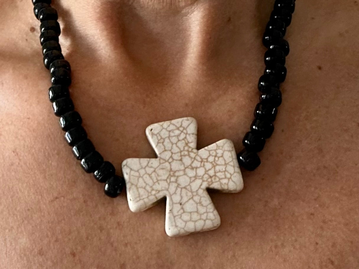 A Collar de Cuentas de Vidrio negro y dije de Piedra natural