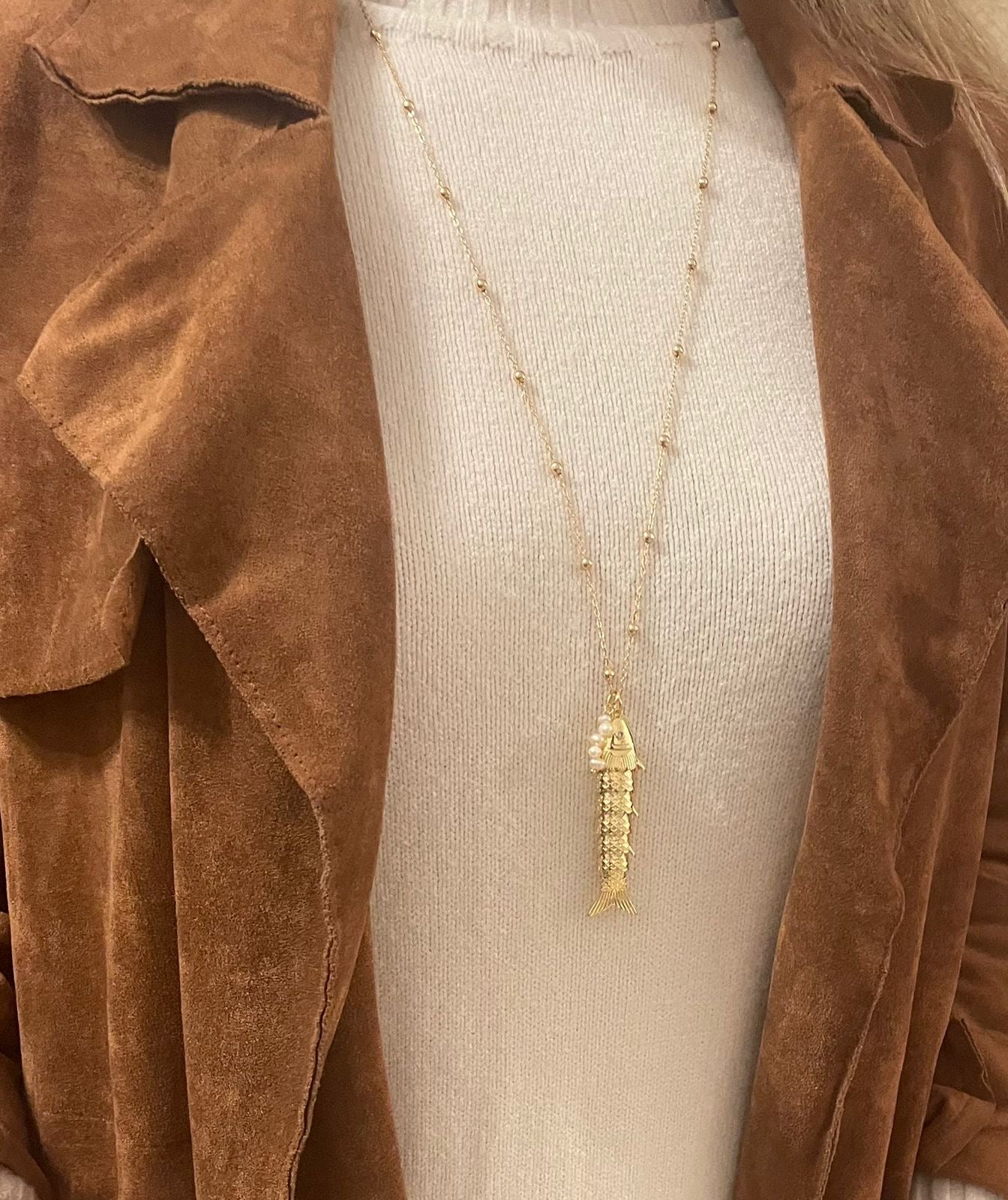 Cadena larga con baño de oro y dije de Pez