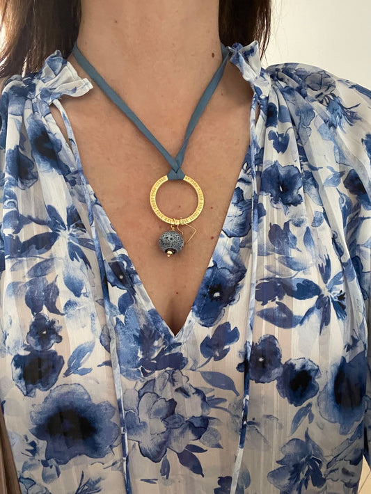 A- Collar de cordón de Seda azul