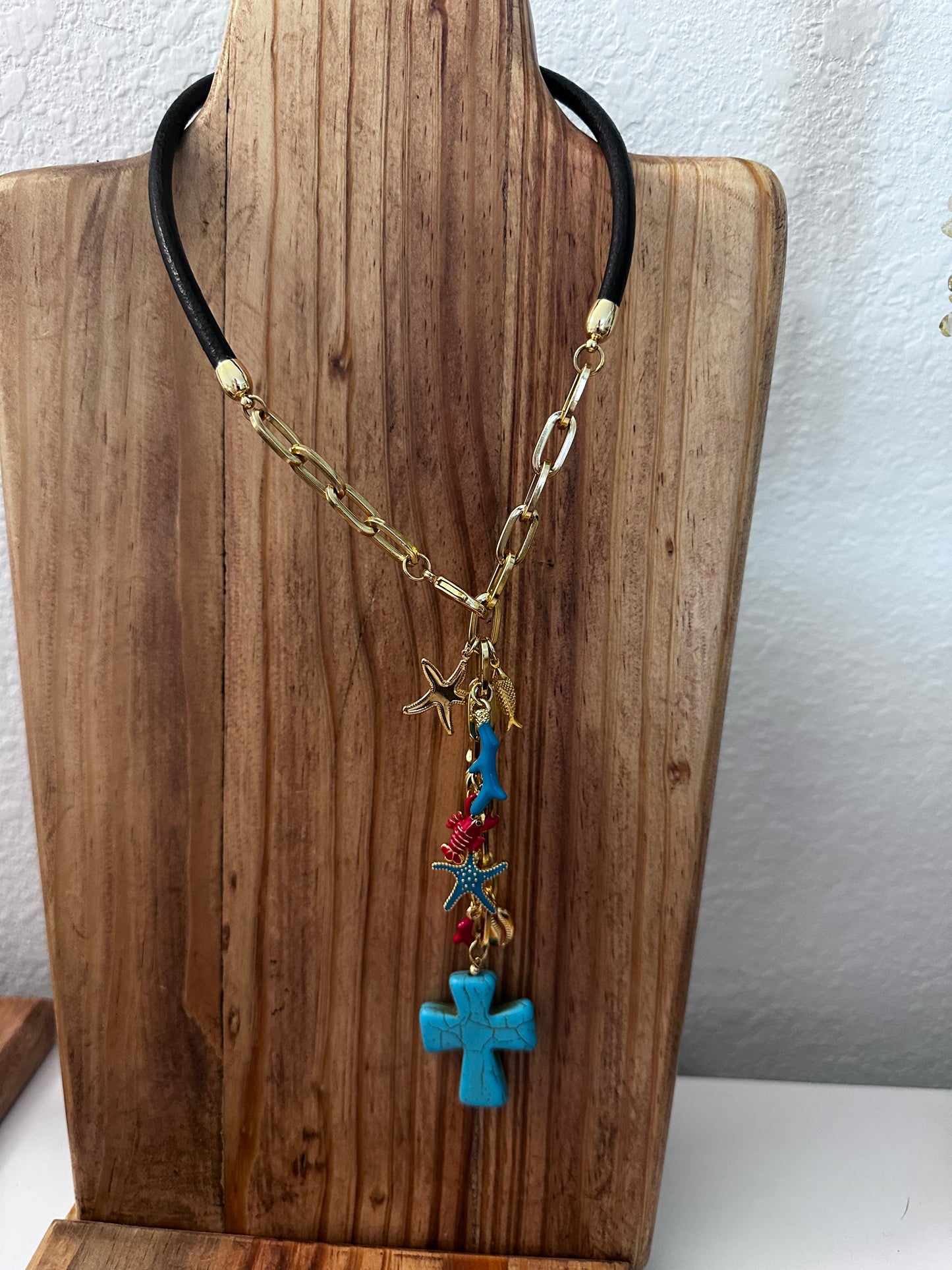A Collar de Cuero y Cadena con dijes hermosos y Cruz Turquesa