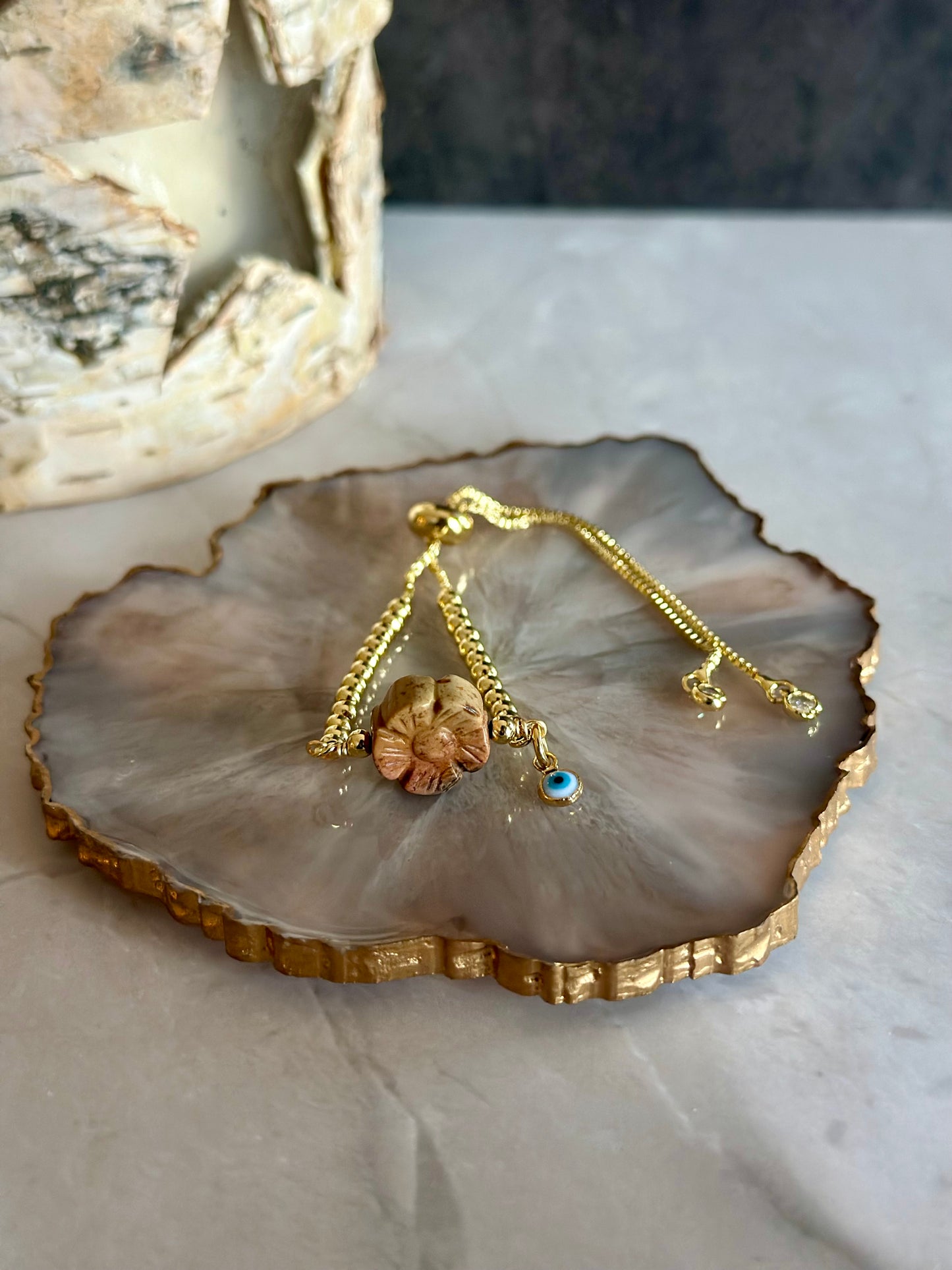 Pulseras en cadenas con dijes variados
