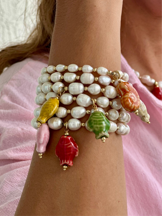 A Pulseras de Perla natural con dije de pez 🐟 de cerámica