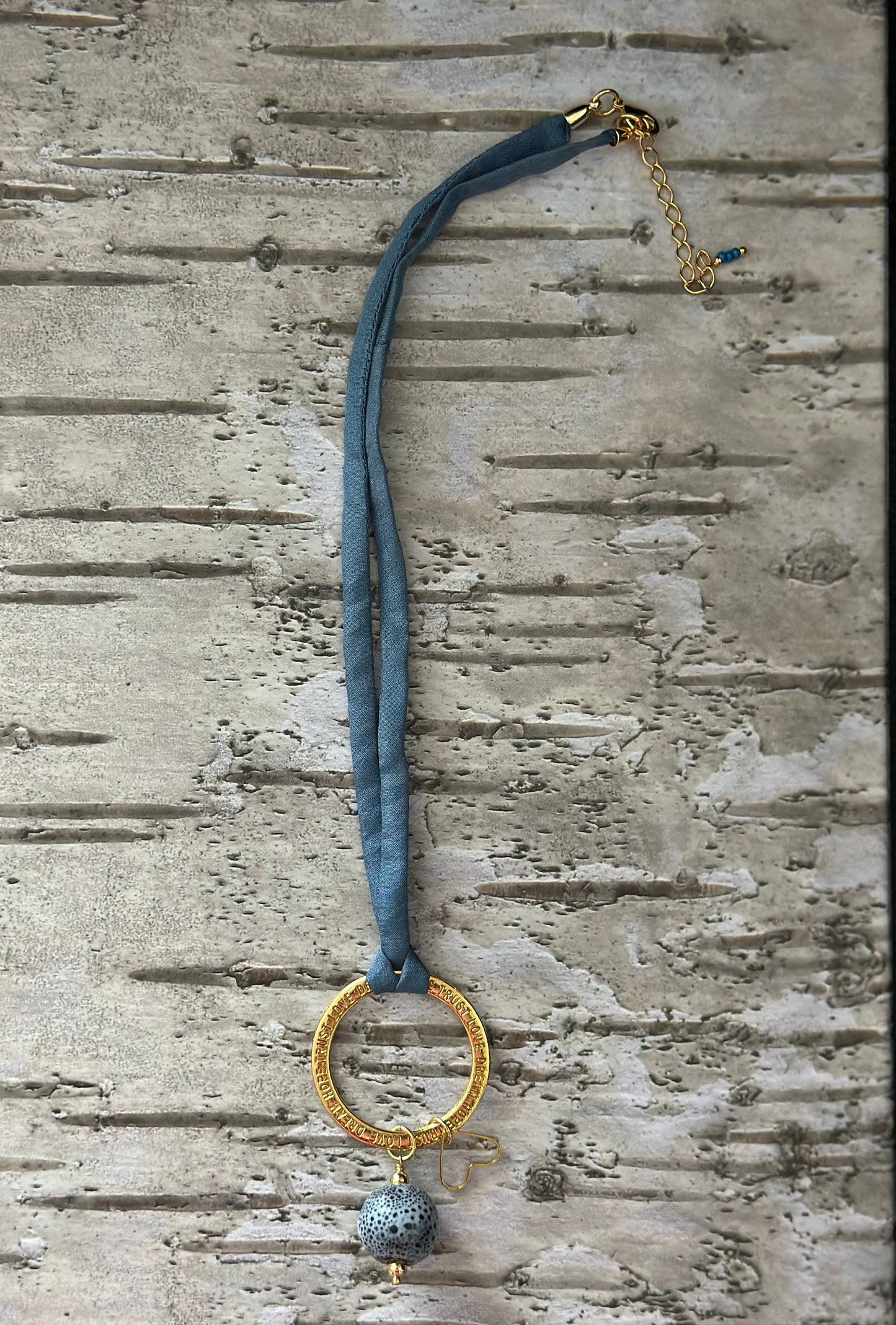 A- Collar de cordón de Seda azul