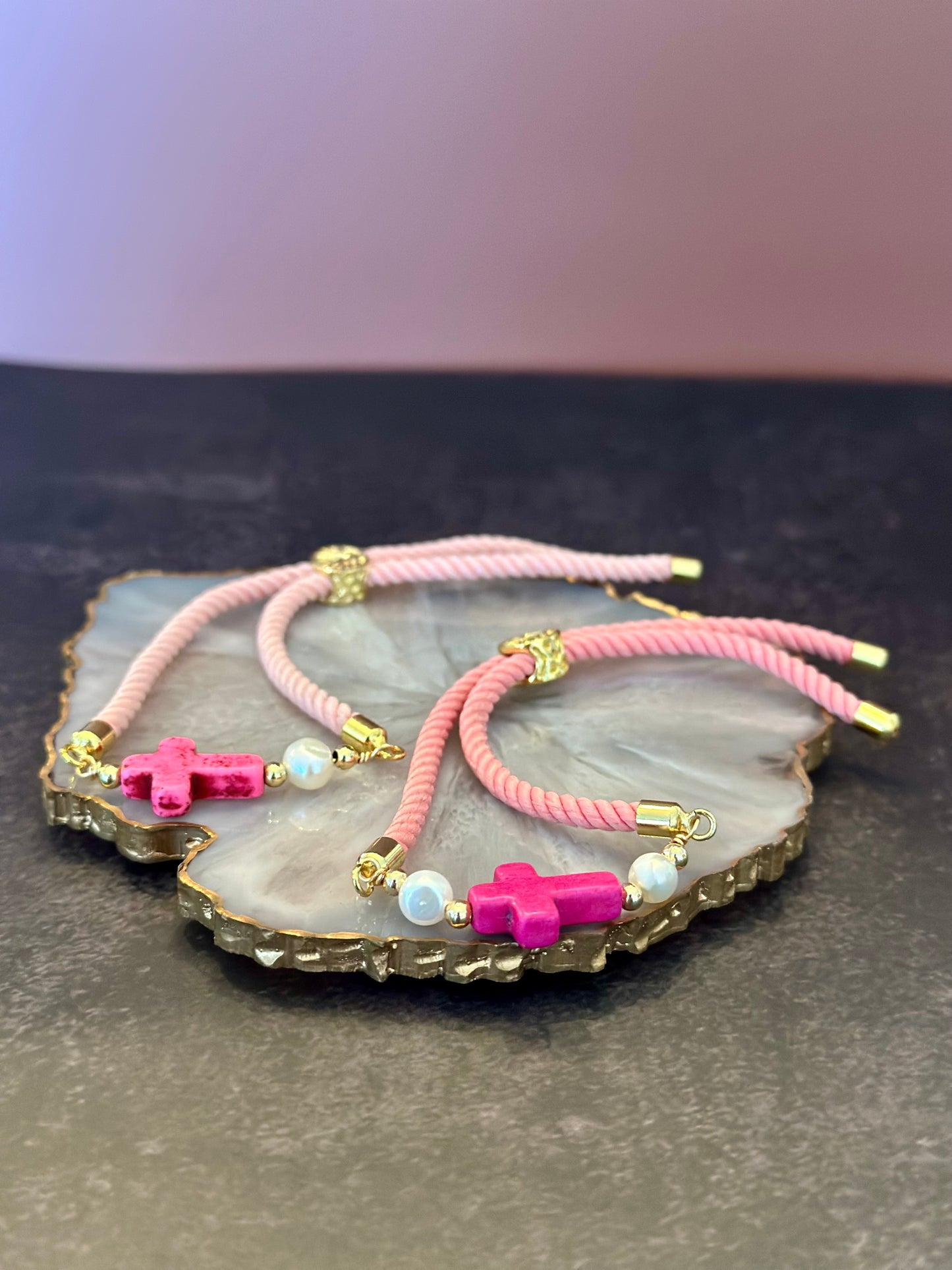 B- Pulseras de Cordón rosado con cruz