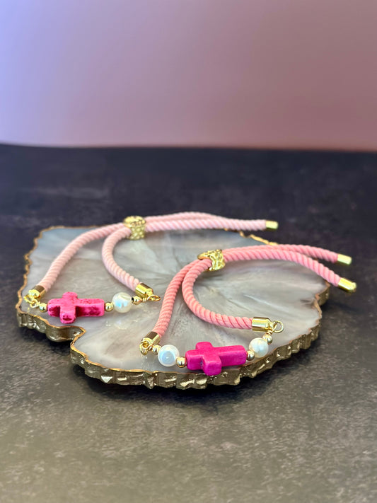 Pulseras en cordón rosado con cruz