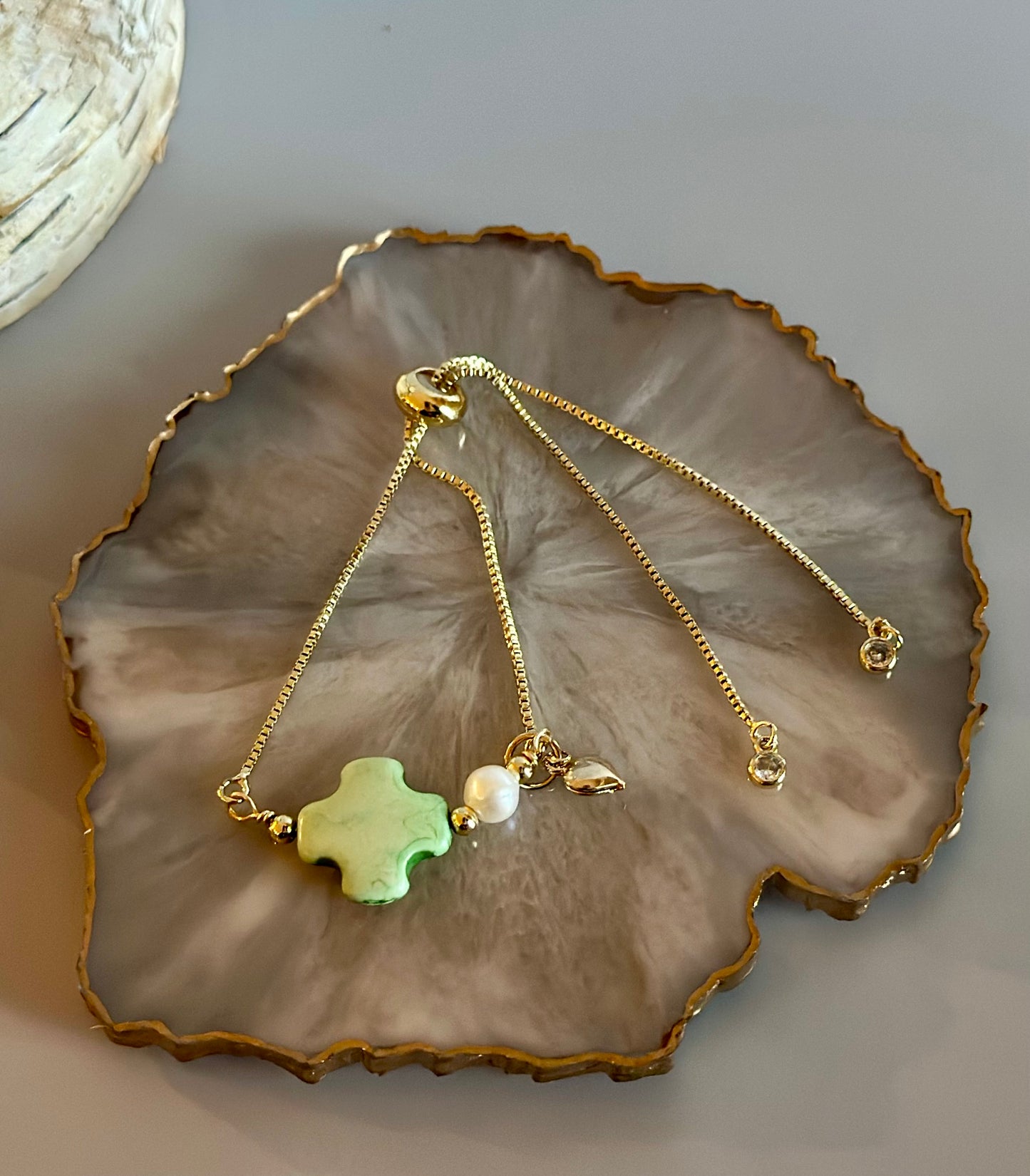 Pulseras en cadena con dijes de Cruz