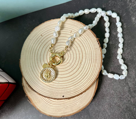 X- Collar de Perlas con dije Virgen Milagrosa