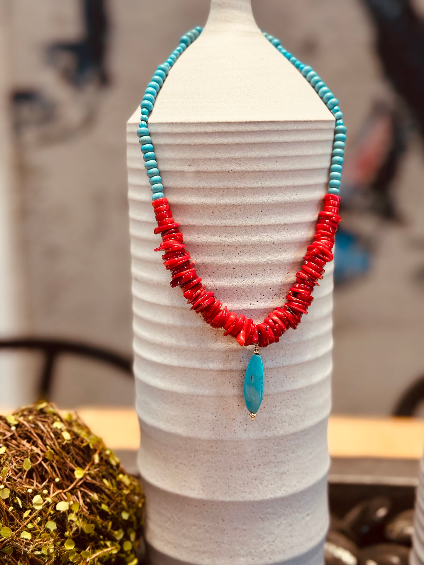 A Collar en coral y turquesa