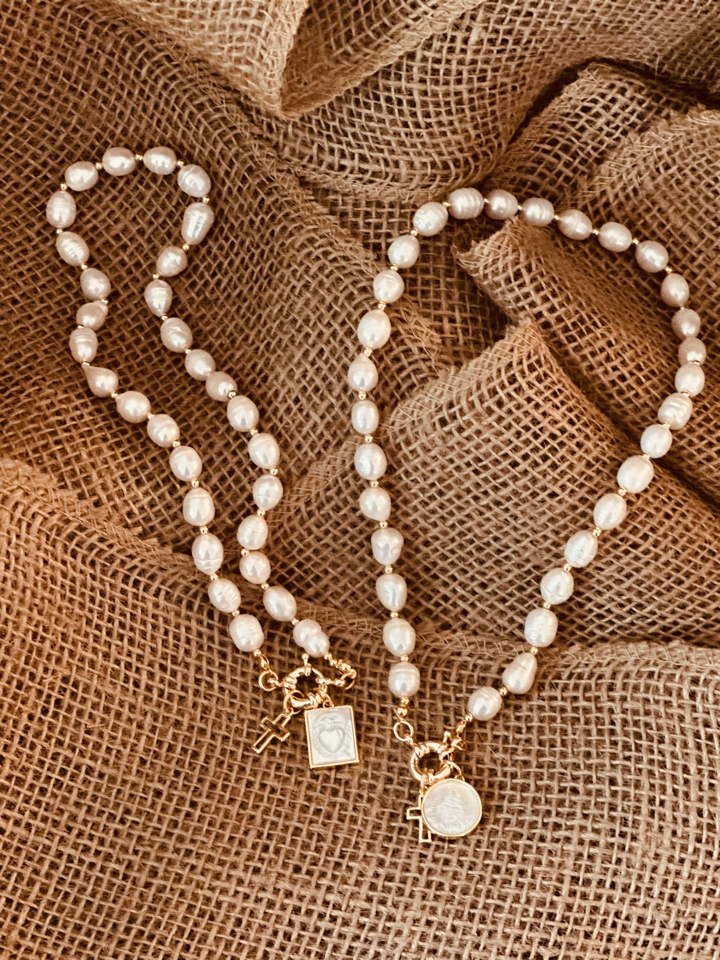 A Collar de Perlas naturales con medalla del Sagrado Corazón
