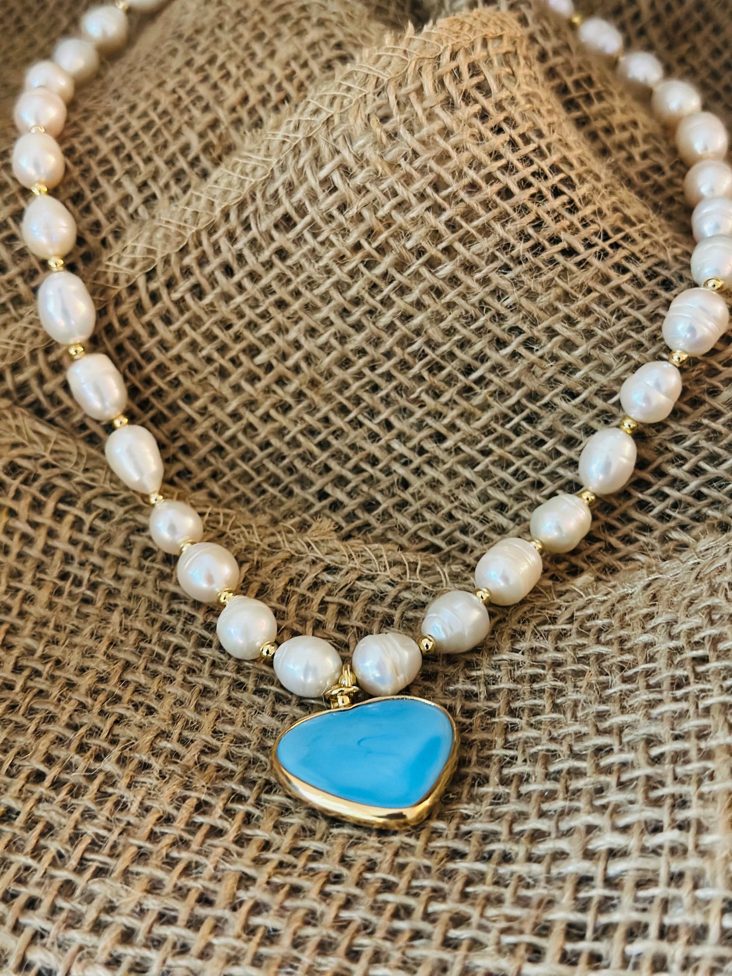 A Collar de Perlas naturales con dijes de Corazón 🩵🖤