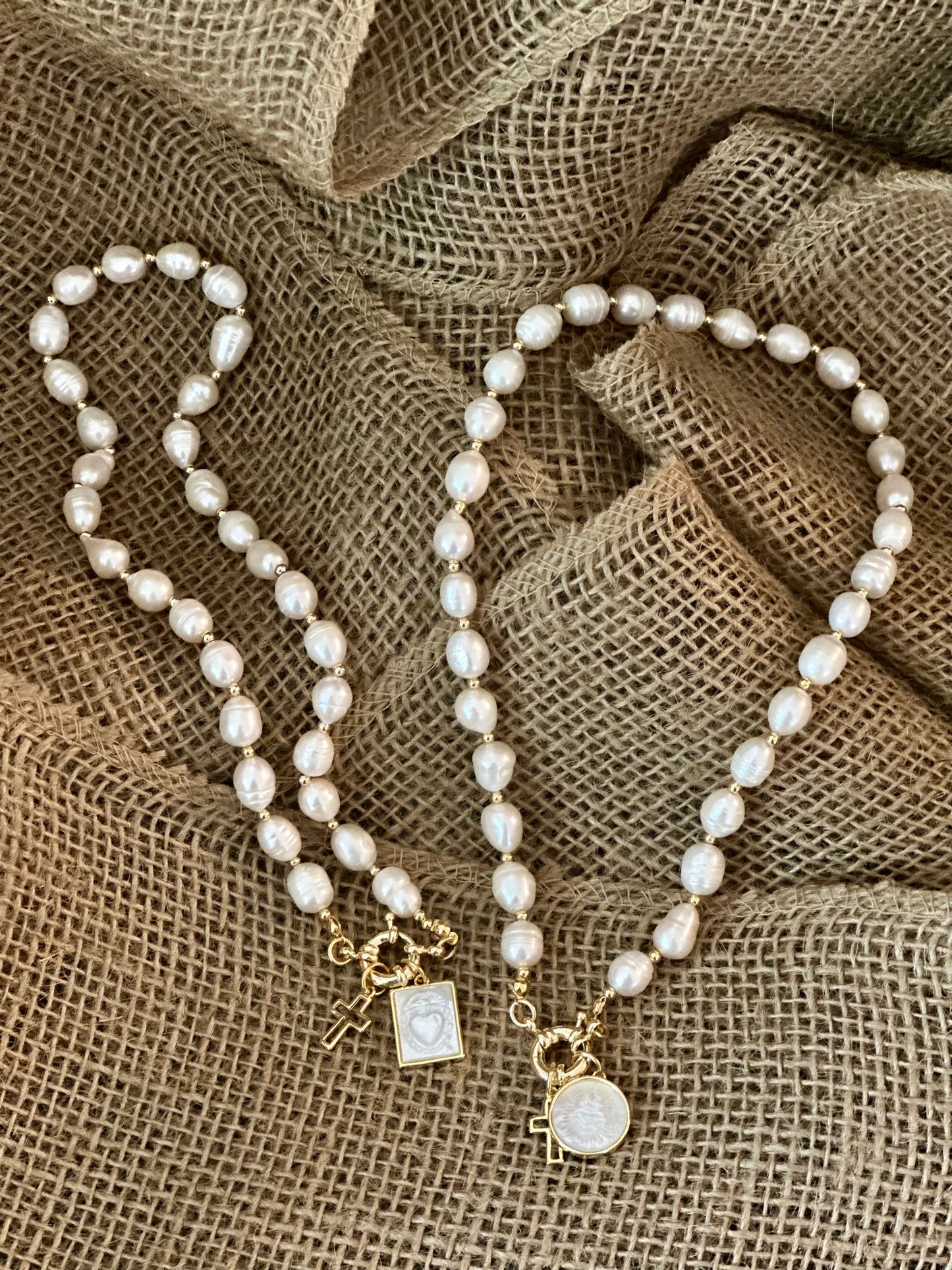 A Collar de Perlas naturales con medalla del Sagrado Corazón