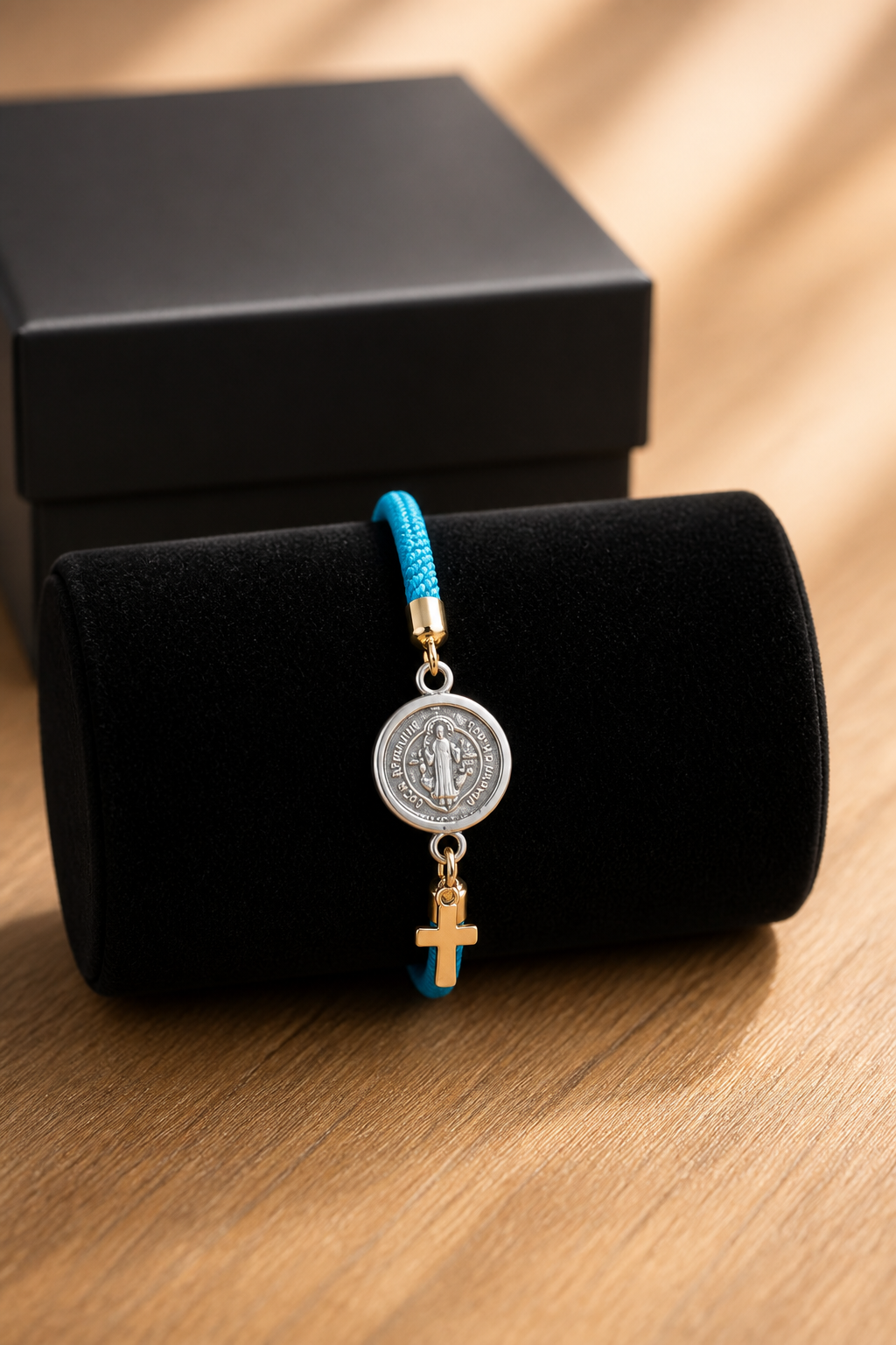 A Pulseras de cordón con dijes de San Benito y Cruz